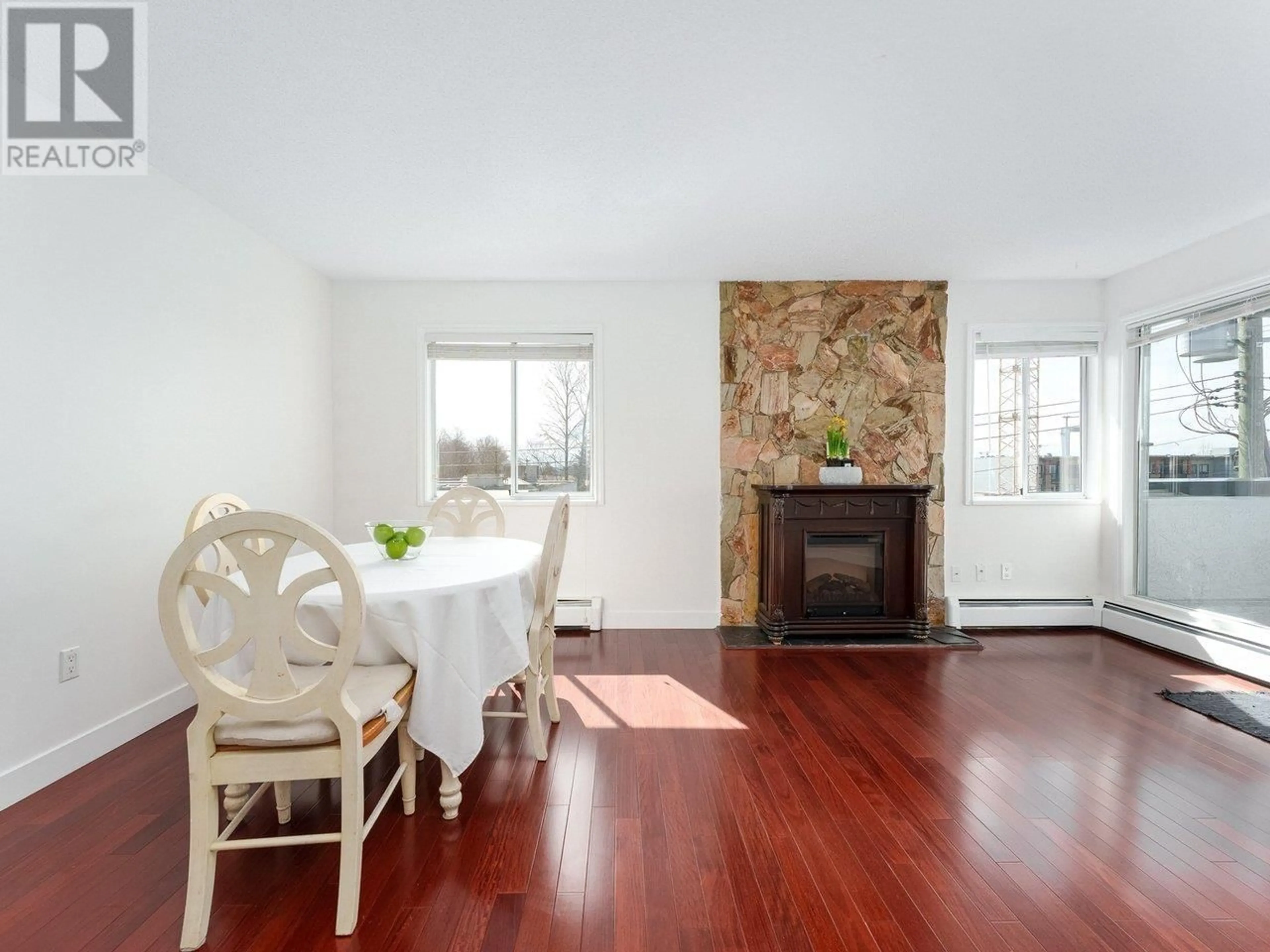 Dining room, wood/laminate floor for 310 - 809 16TH STREET, North Vancouver British Columbia V7P1R2