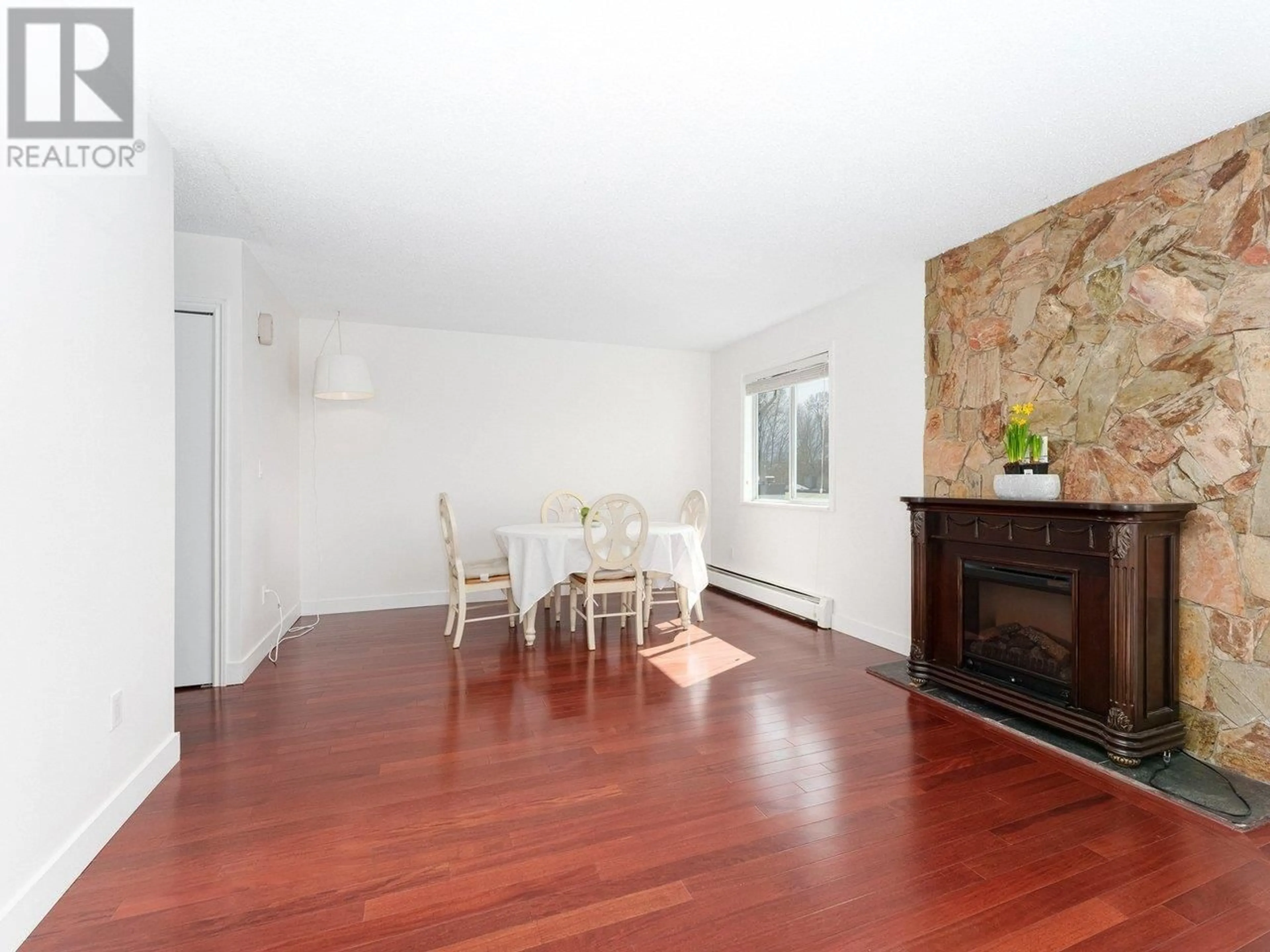 A pic of a room for 310 - 809 16TH STREET, North Vancouver British Columbia V7P1R2