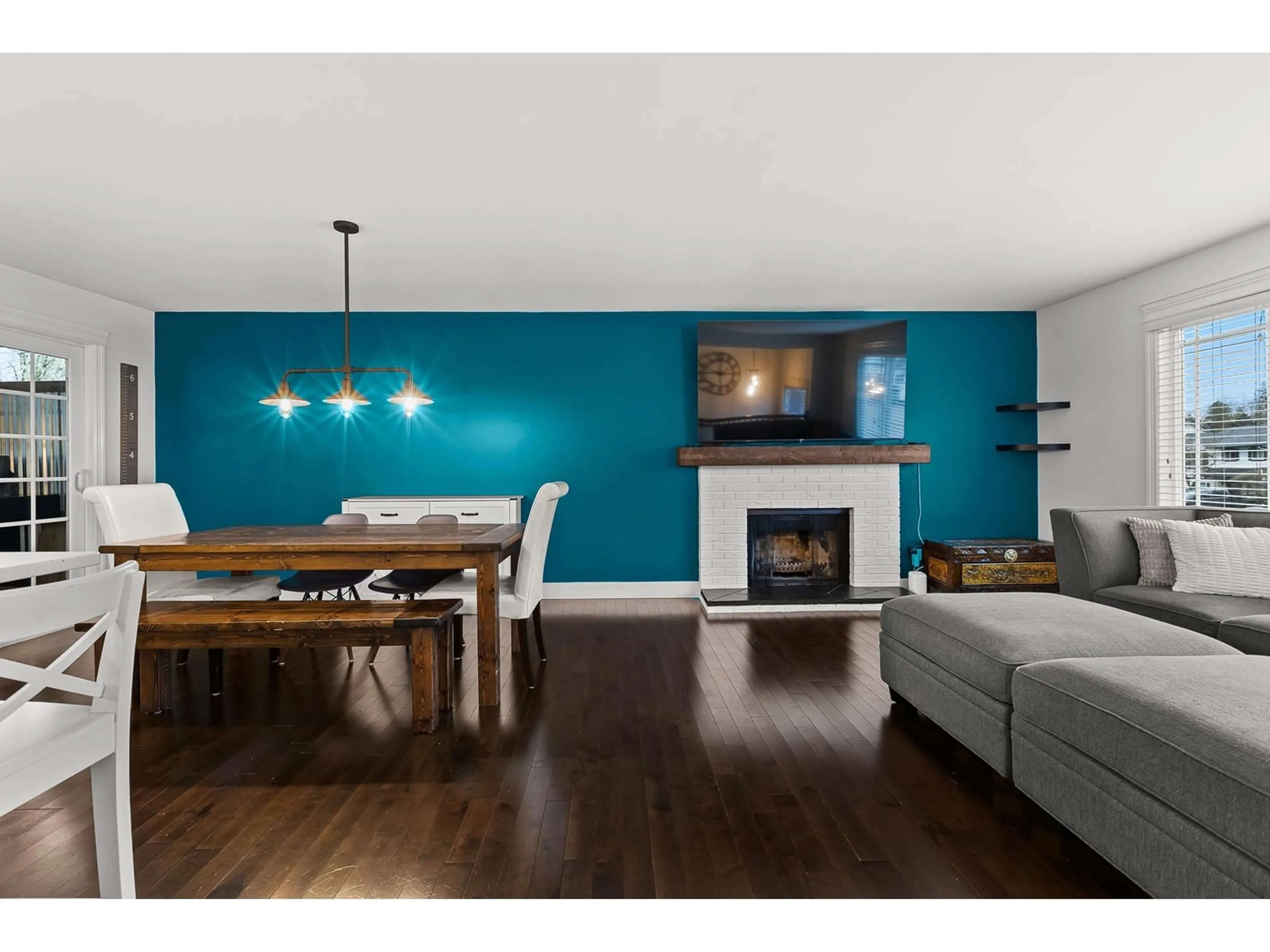 Living room with furniture, wood/laminate floor for 9650 ABERDEEN CRESCENT, Rosedale British Columbia V0X1X0
