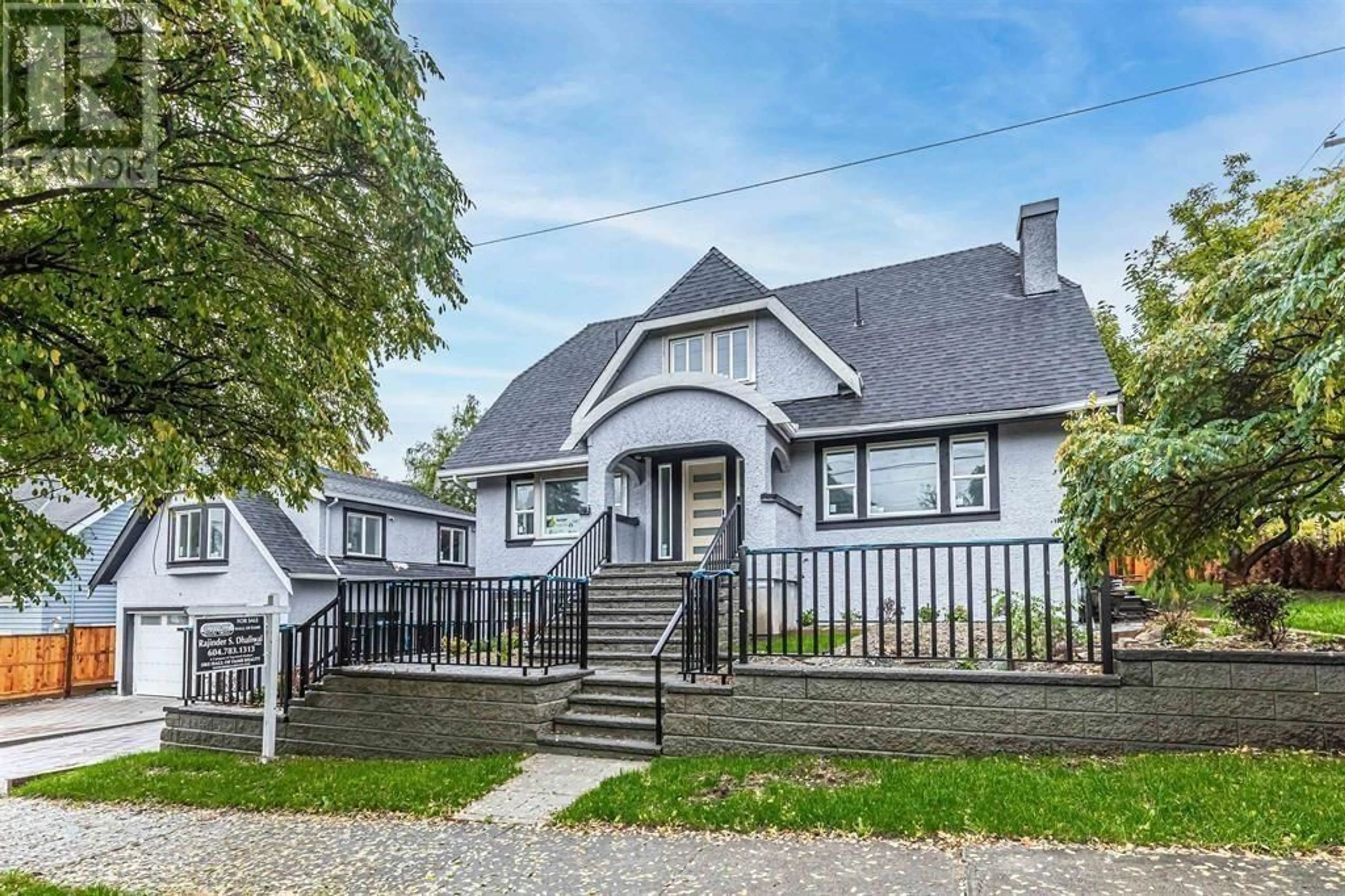 Home with vinyl exterior material, street for 1008 24TH AVENUE, Vancouver British Columbia V5V2B1