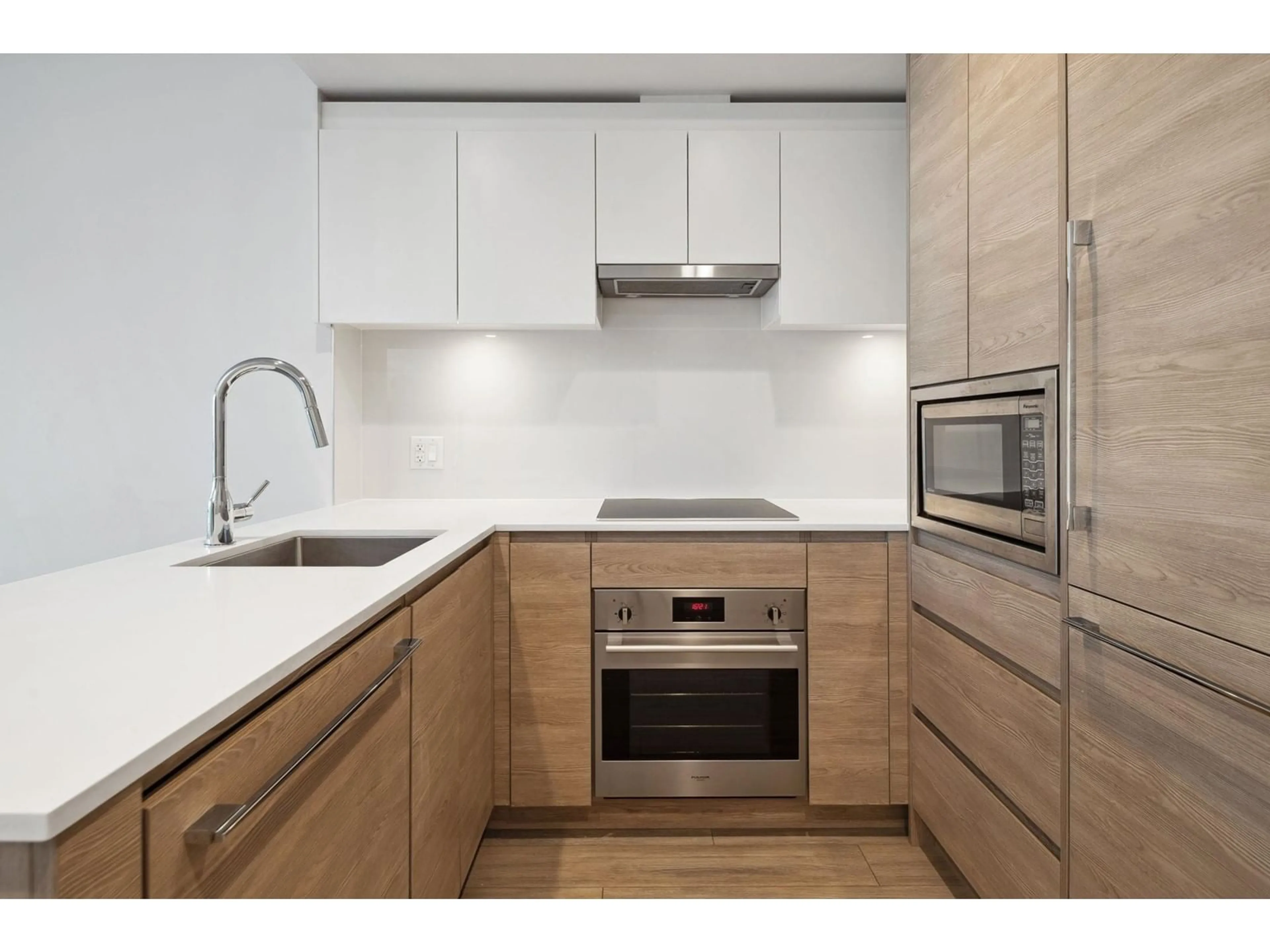 Standard kitchen, unknown for 1505 - 13615 FRASER, Surrey British Columbia V3T0P7