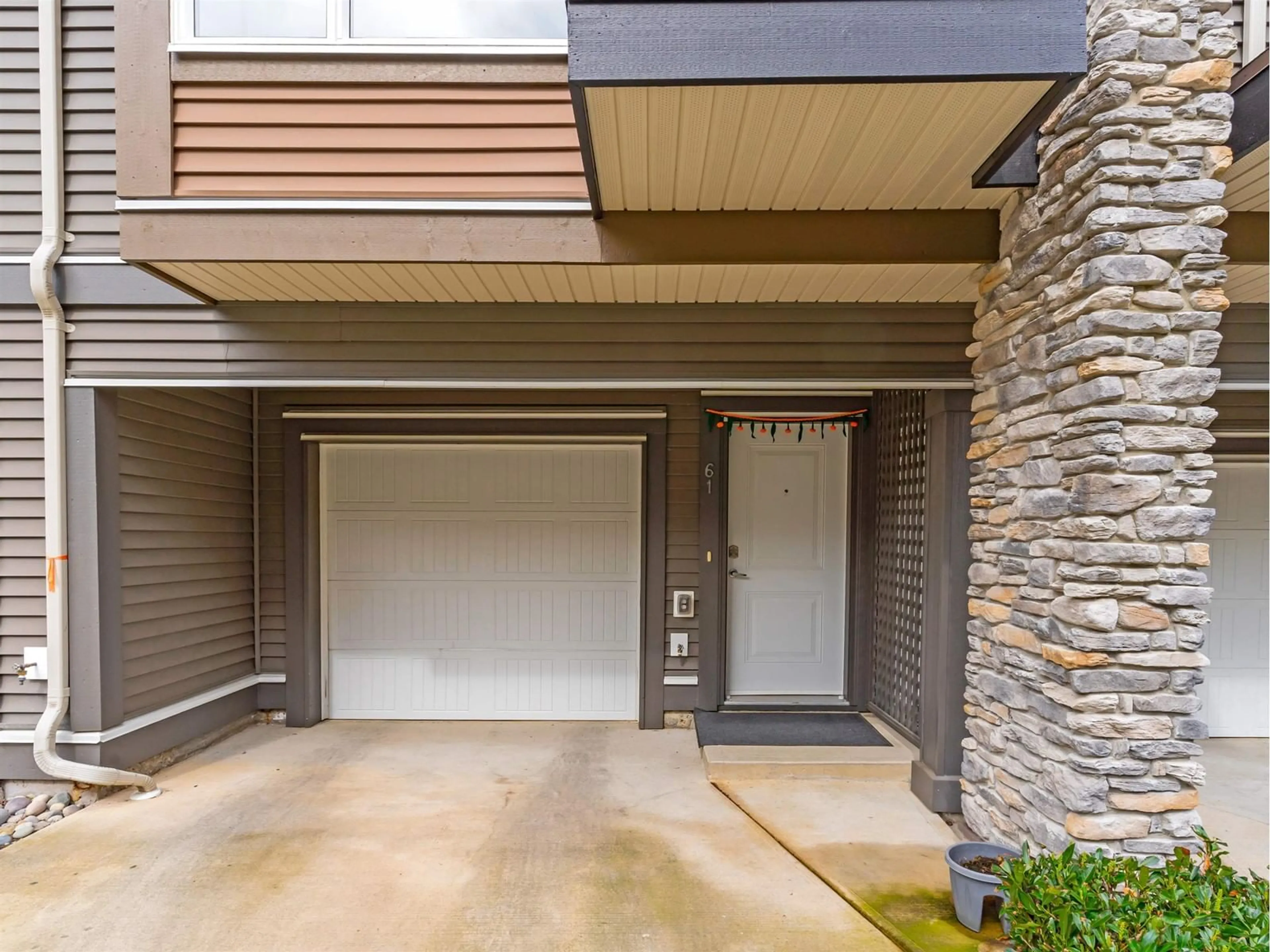 Indoor entryway for 61 - 5888 144, Surrey British Columbia V3Z0E3