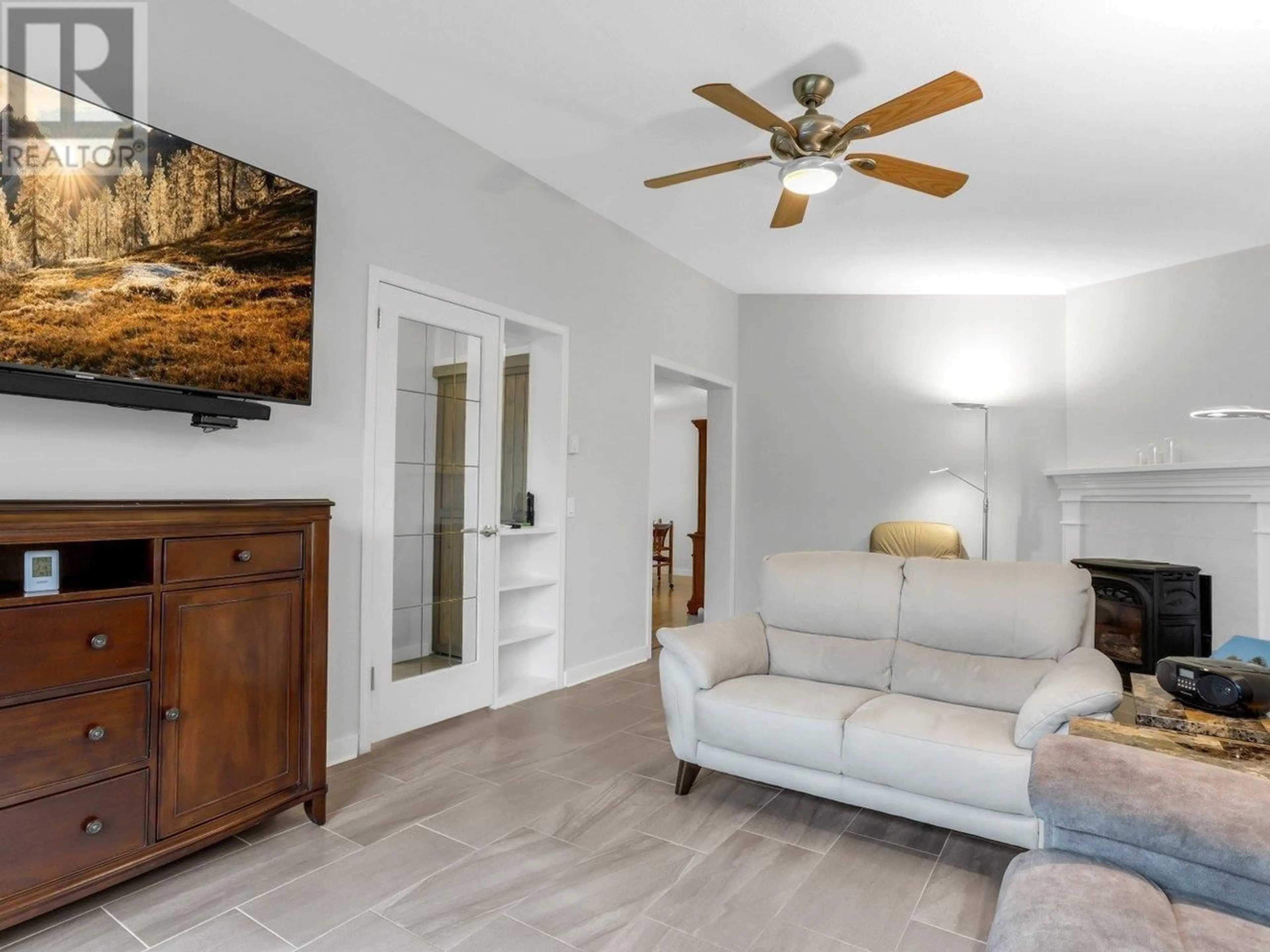 Living room with furniture, wood/laminate floor for 5535 SPINNAKER BAY, Ladner British Columbia V4K4R8