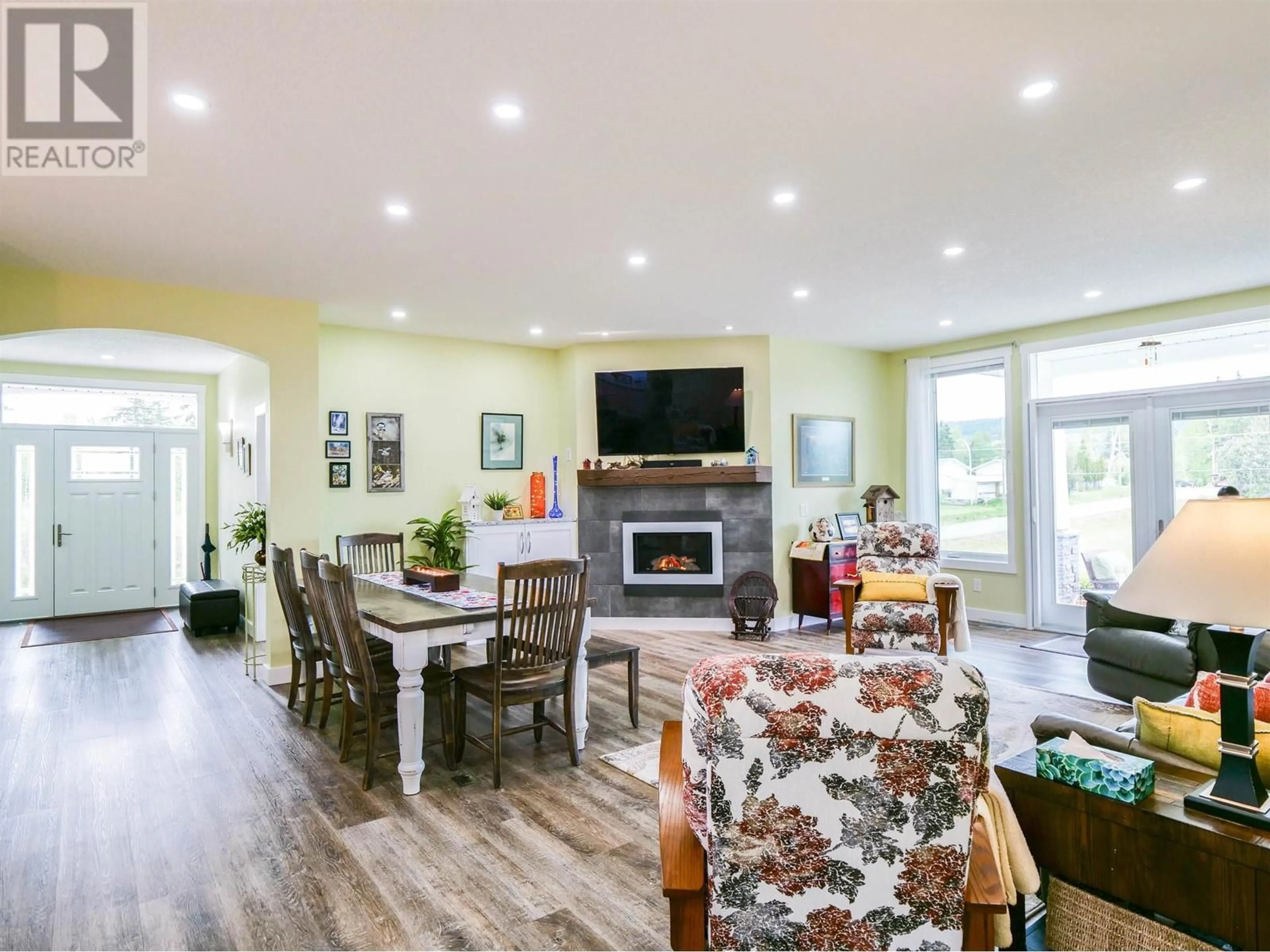 Living room with furniture, wood/laminate floor for 1577 STONEY PARK ROAD, Quesnel British Columbia V2J0B9