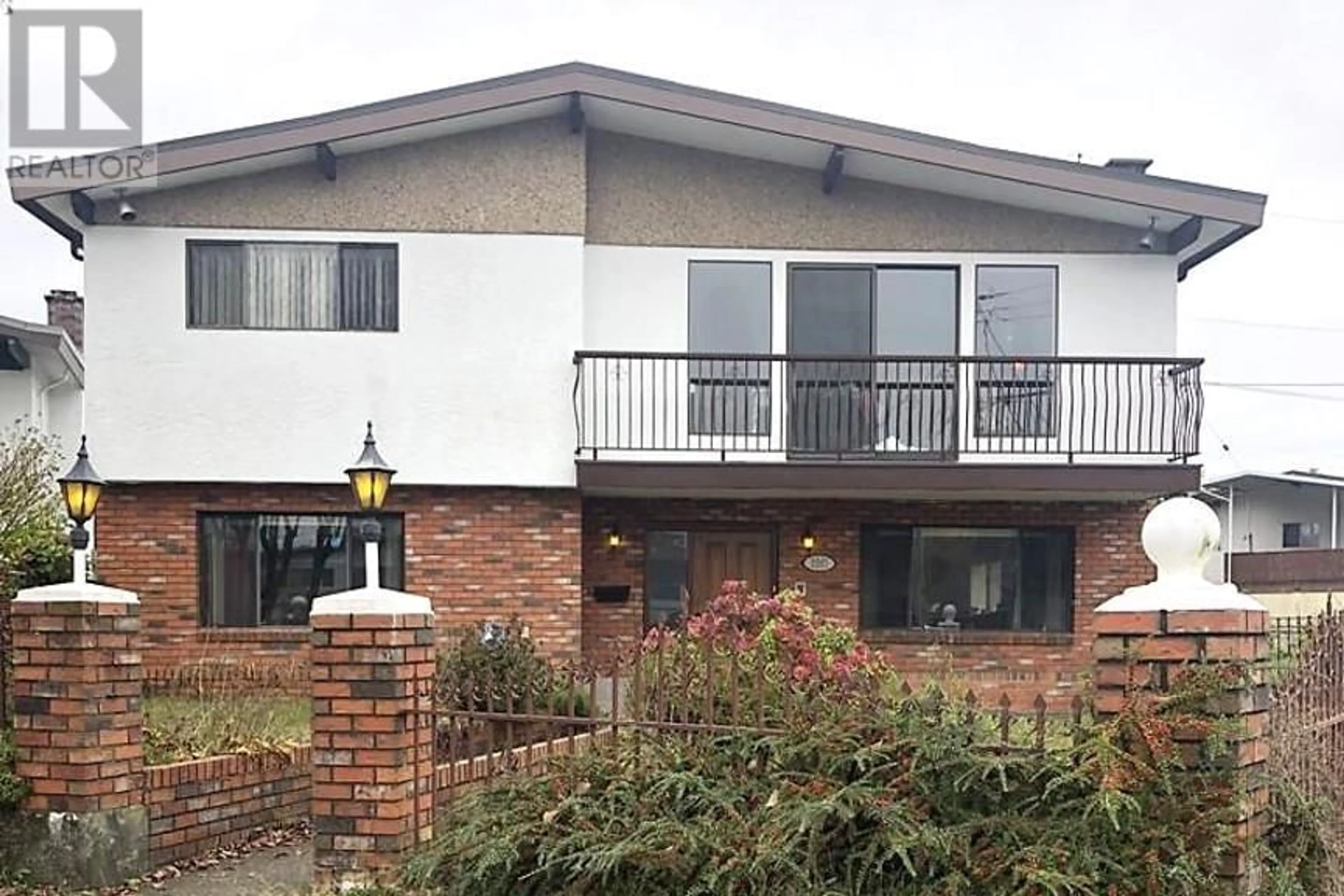 A pic from outside/outdoor area/front of a property/back of a property/a pic from drone, unknown for 3261 WANETA PLACE, Vancouver British Columbia V5M3H7