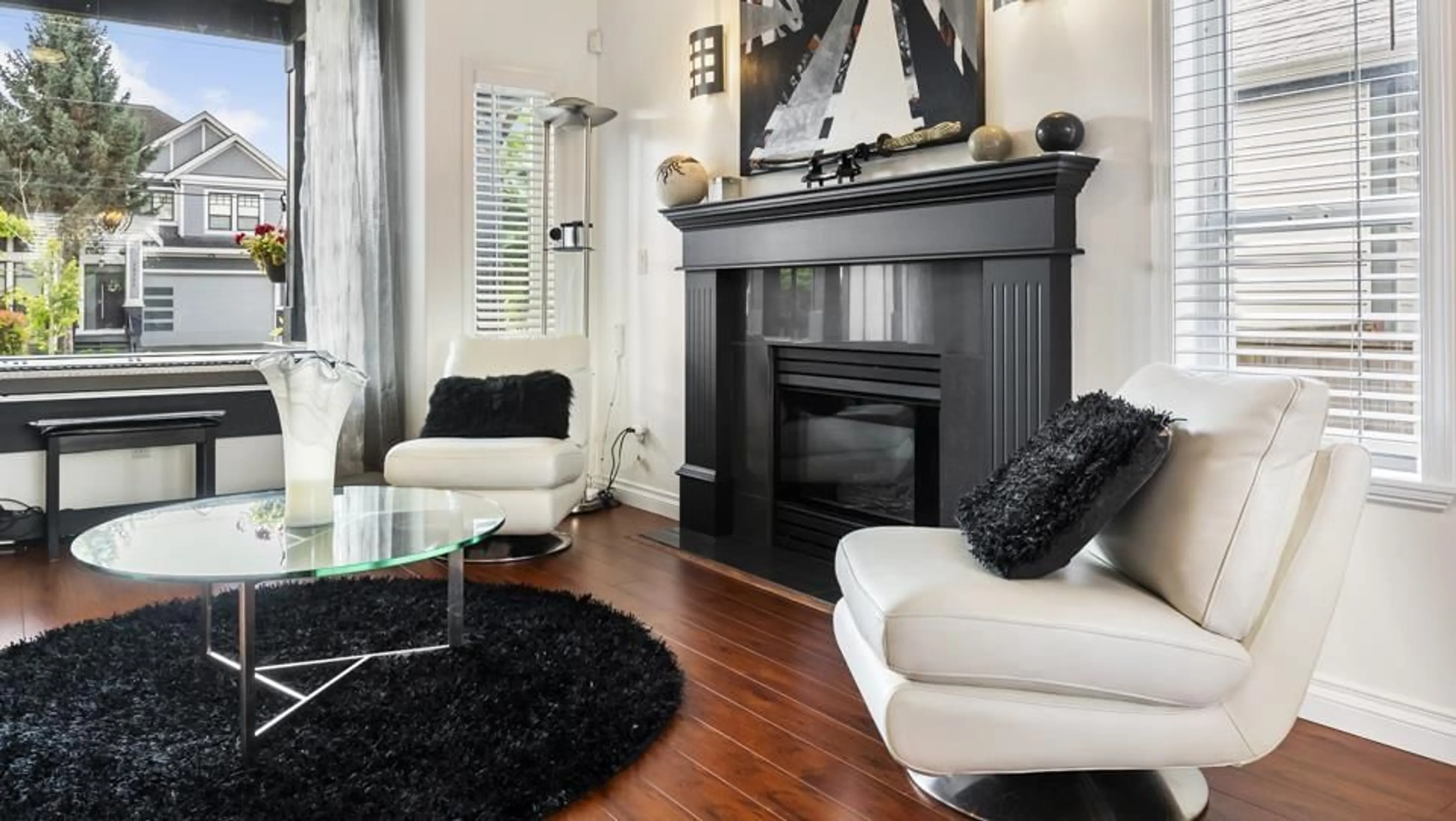 Living room with furniture, wood/laminate floor for 18351 68, Surrey British Columbia V3S9C6