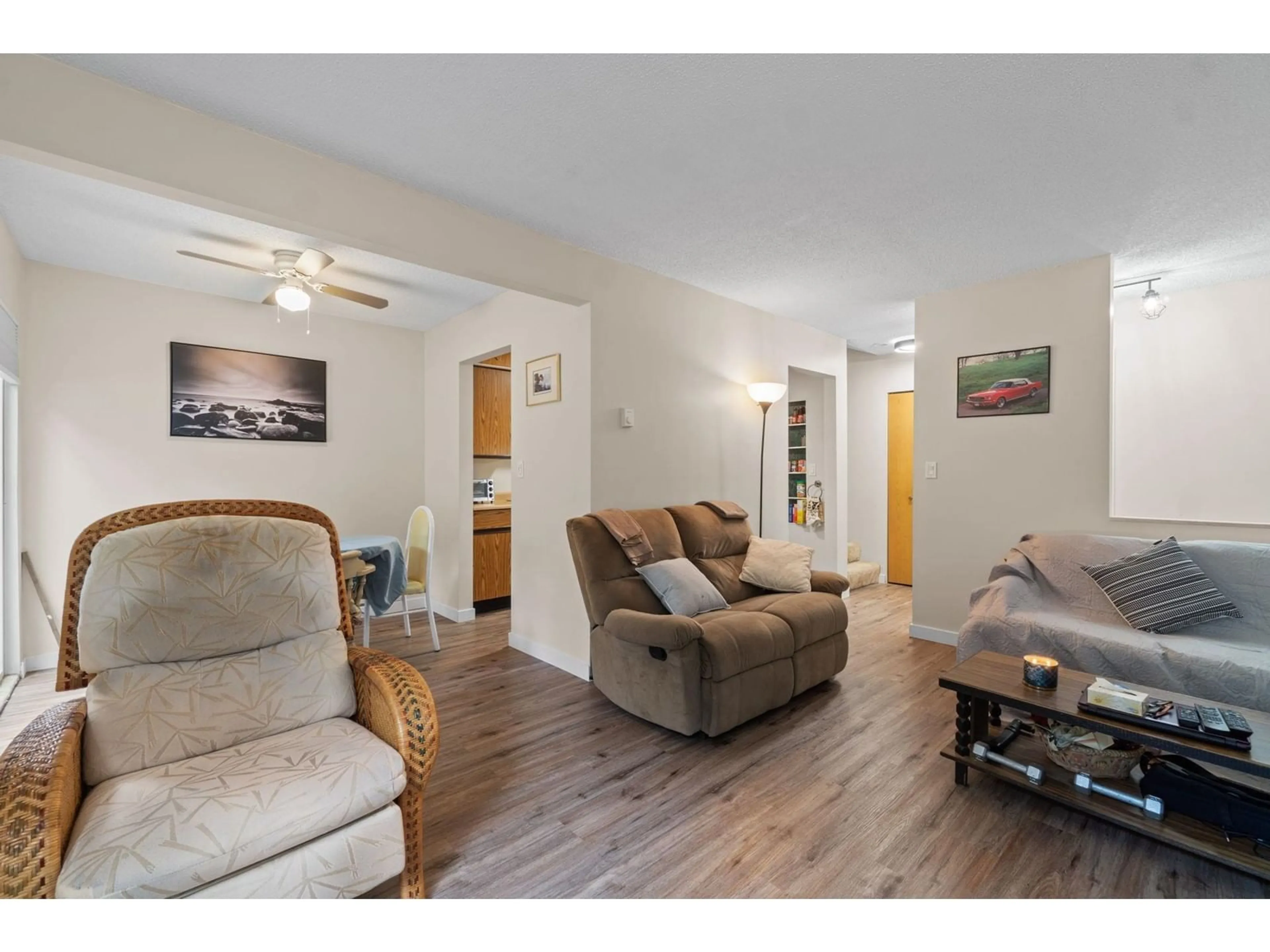 Living room with furniture, wood/laminate floor for 2001 - 10620 150, Surrey British Columbia V3R7S1