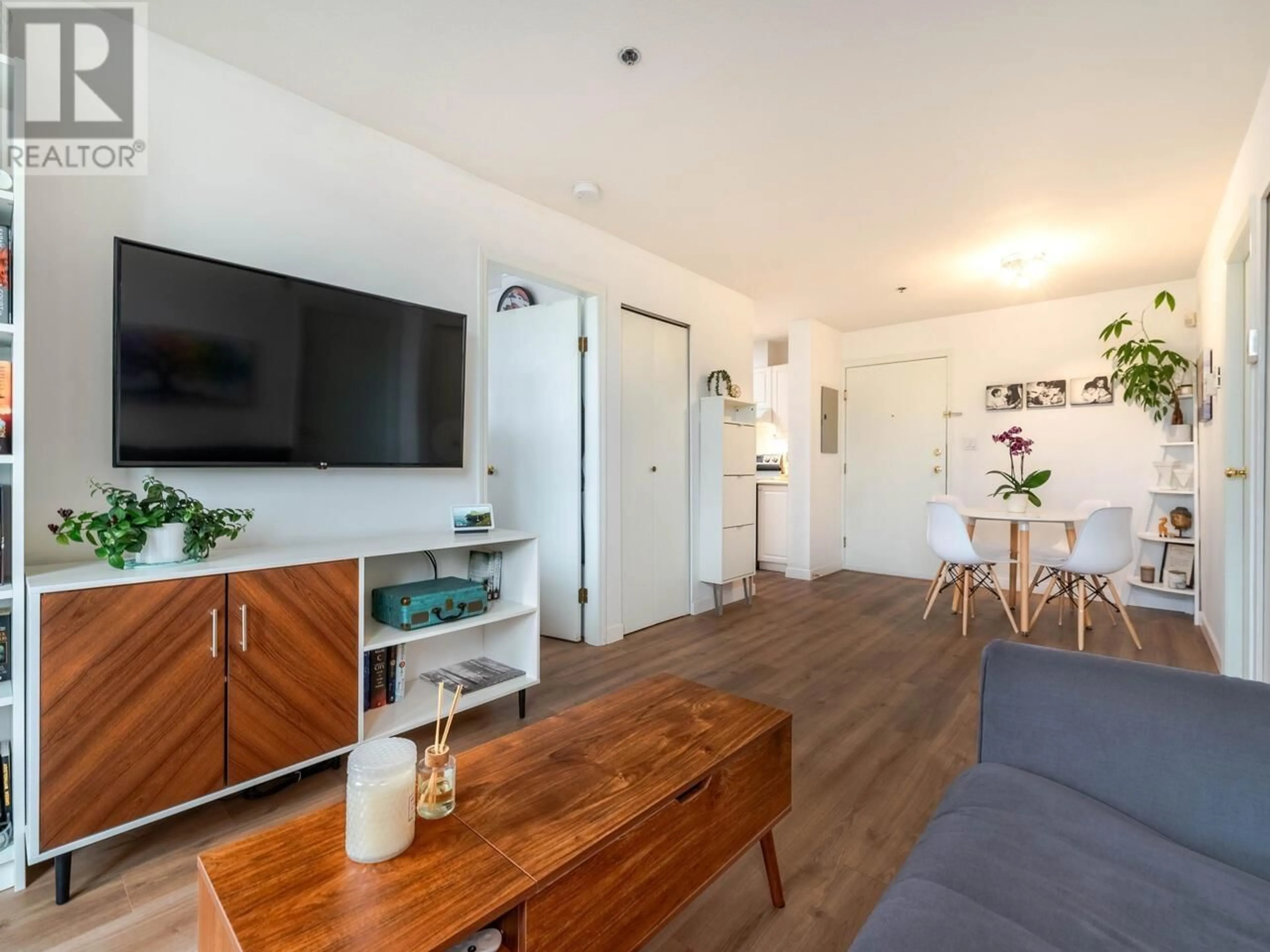 Living room with furniture, wood/laminate floor for P8 - 4113 FRASER STREET, Vancouver British Columbia V5V4E9