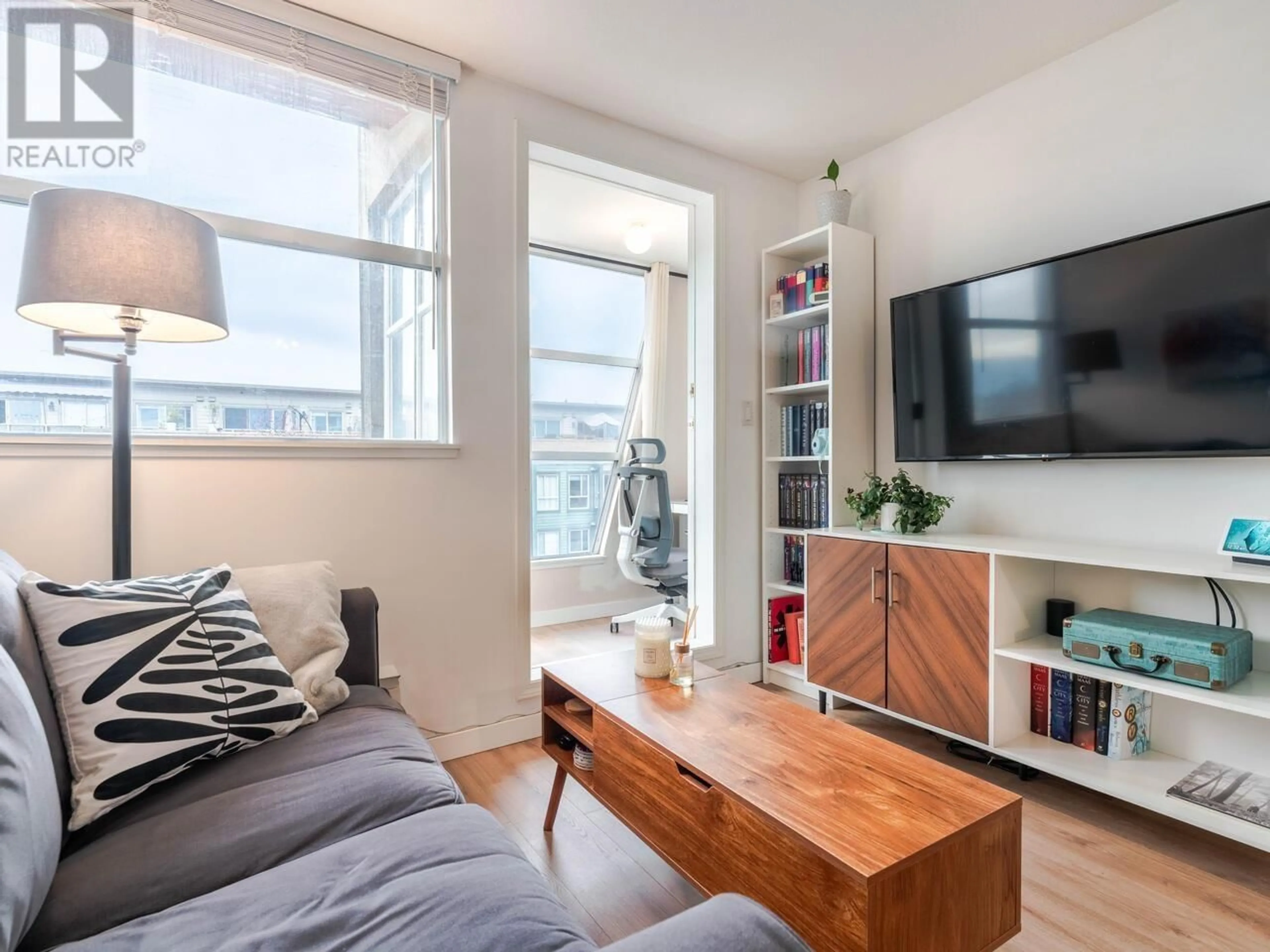 Living room with furniture, wood/laminate floor for P8 - 4113 FRASER STREET, Vancouver British Columbia V5V4E9