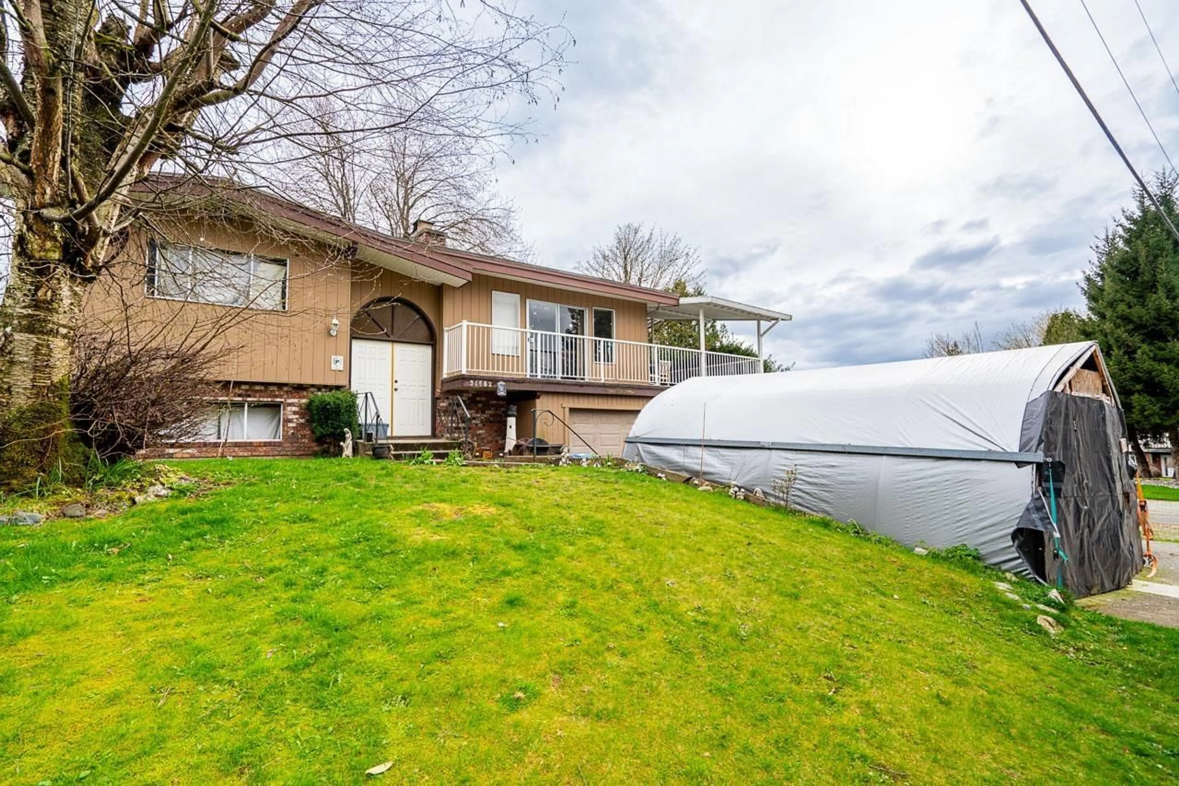 A pic from outside/outdoor area/front of a property/back of a property/a pic from drone, unknown for 34662 MILA, Abbotsford British Columbia V2S4Z5