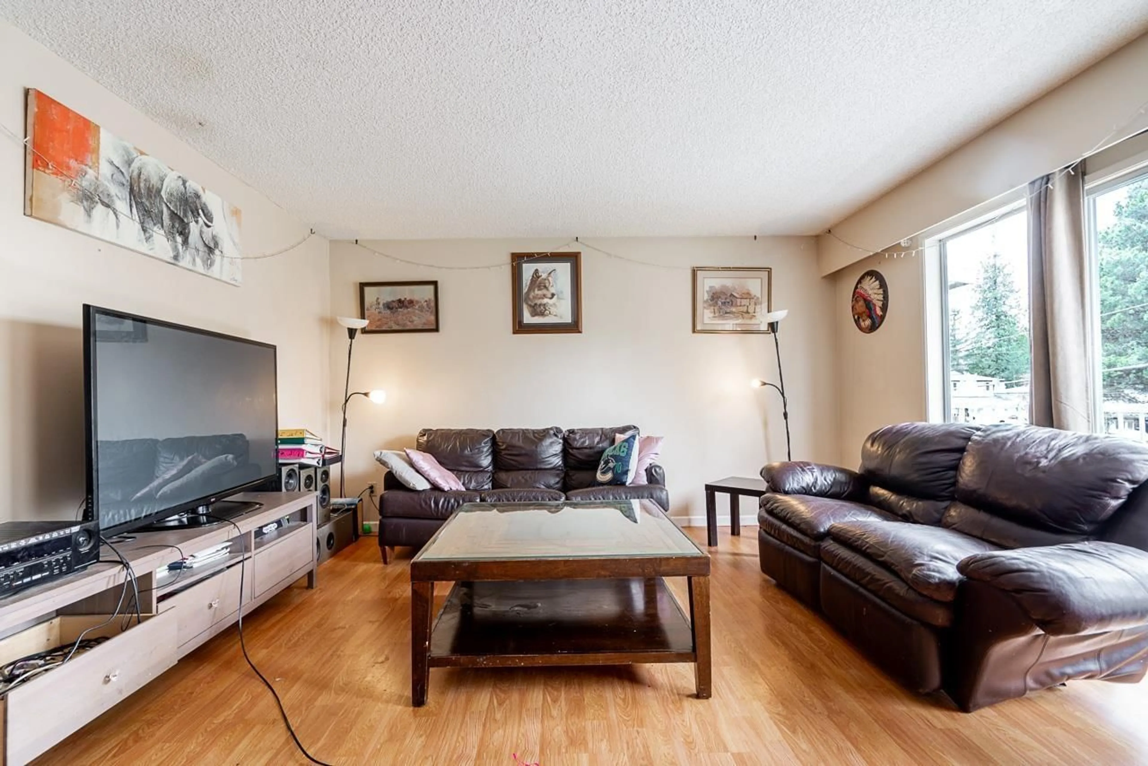 Living room with furniture, wood/laminate floor for 34662 MILA, Abbotsford British Columbia V2S4Z5