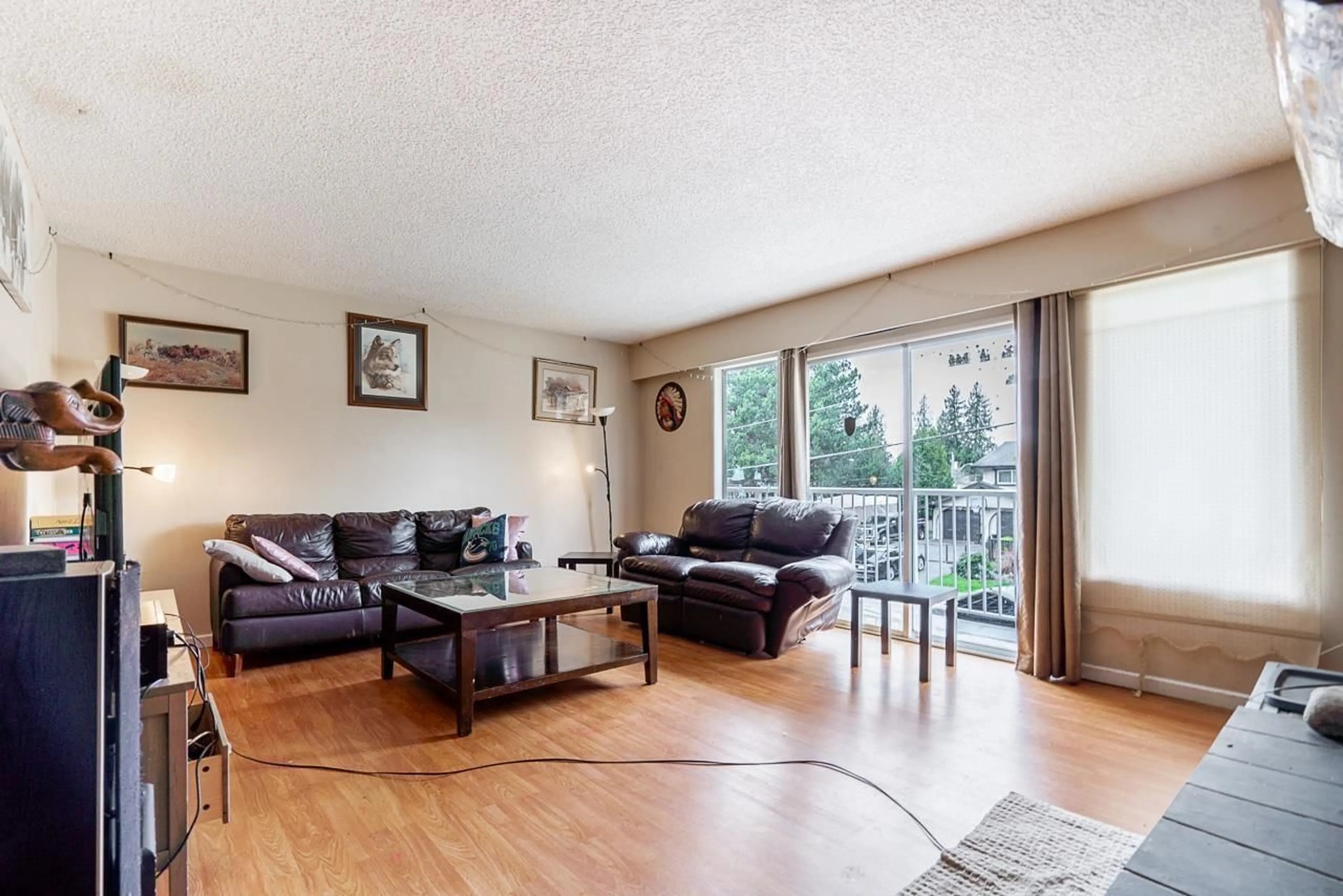 Living room with furniture, wood/laminate floor for 34662 MILA, Abbotsford British Columbia V2S4Z5