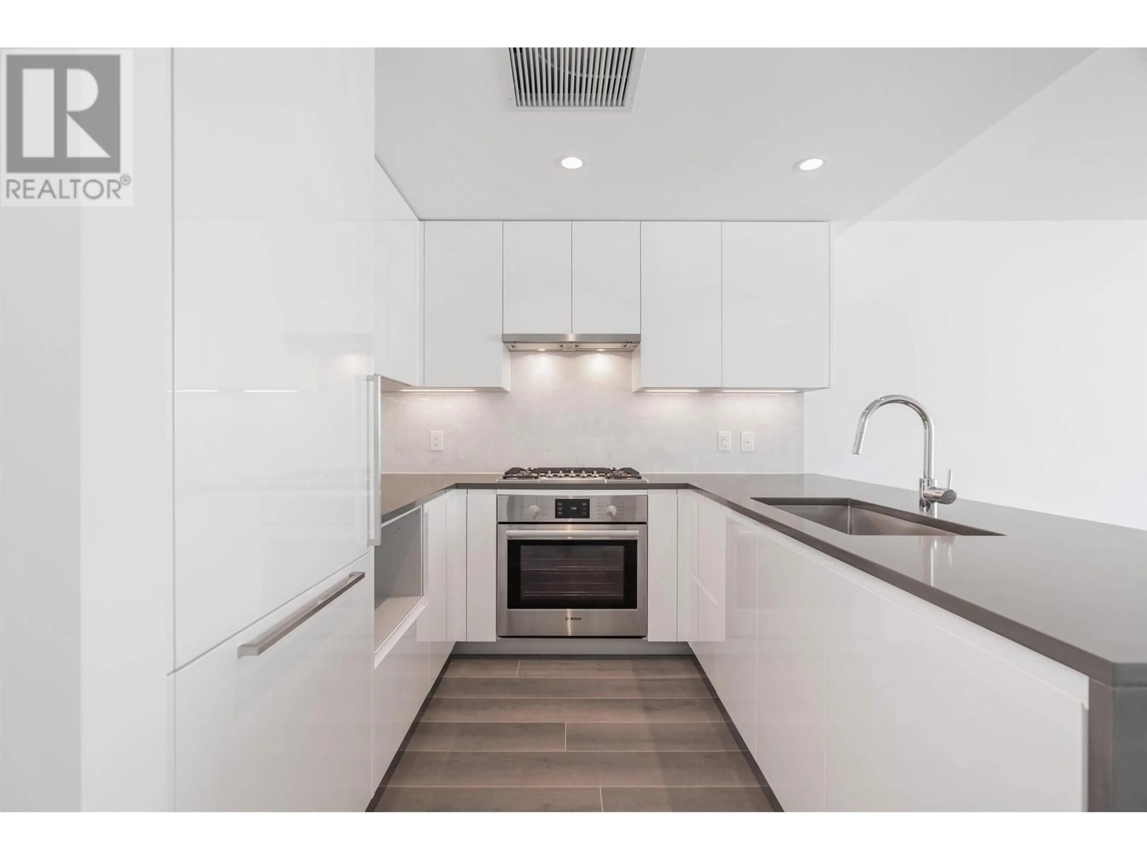 Standard kitchen, unknown for 904 - 8188 FRASER STREET, Vancouver British Columbia V5X0J8