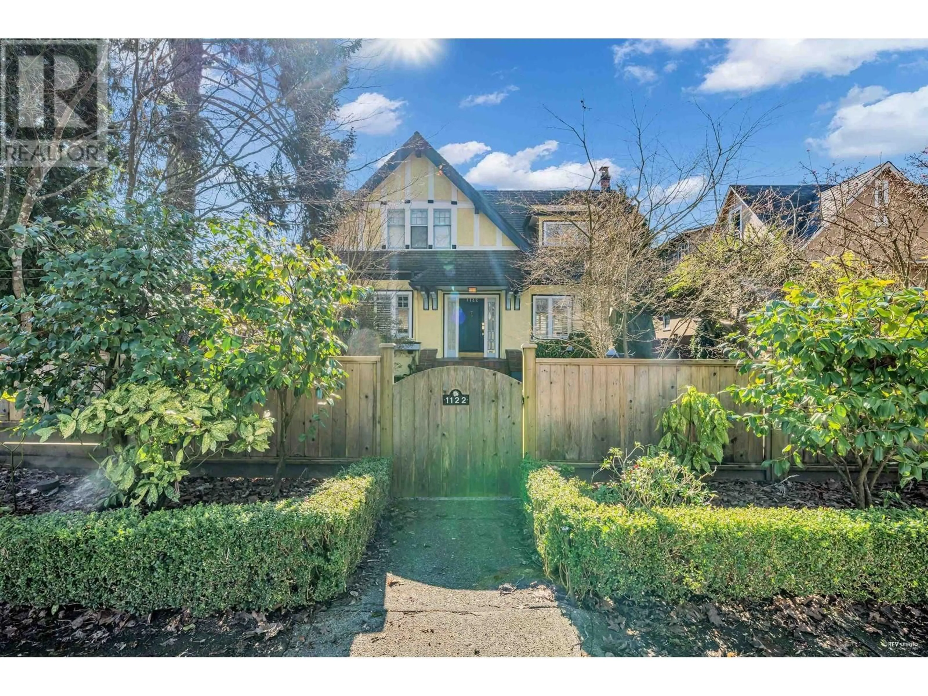 A pic from outside/outdoor area/front of a property/back of a property/a pic from drone, street for 1122 27TH AVENUE, Vancouver British Columbia V6H2B8