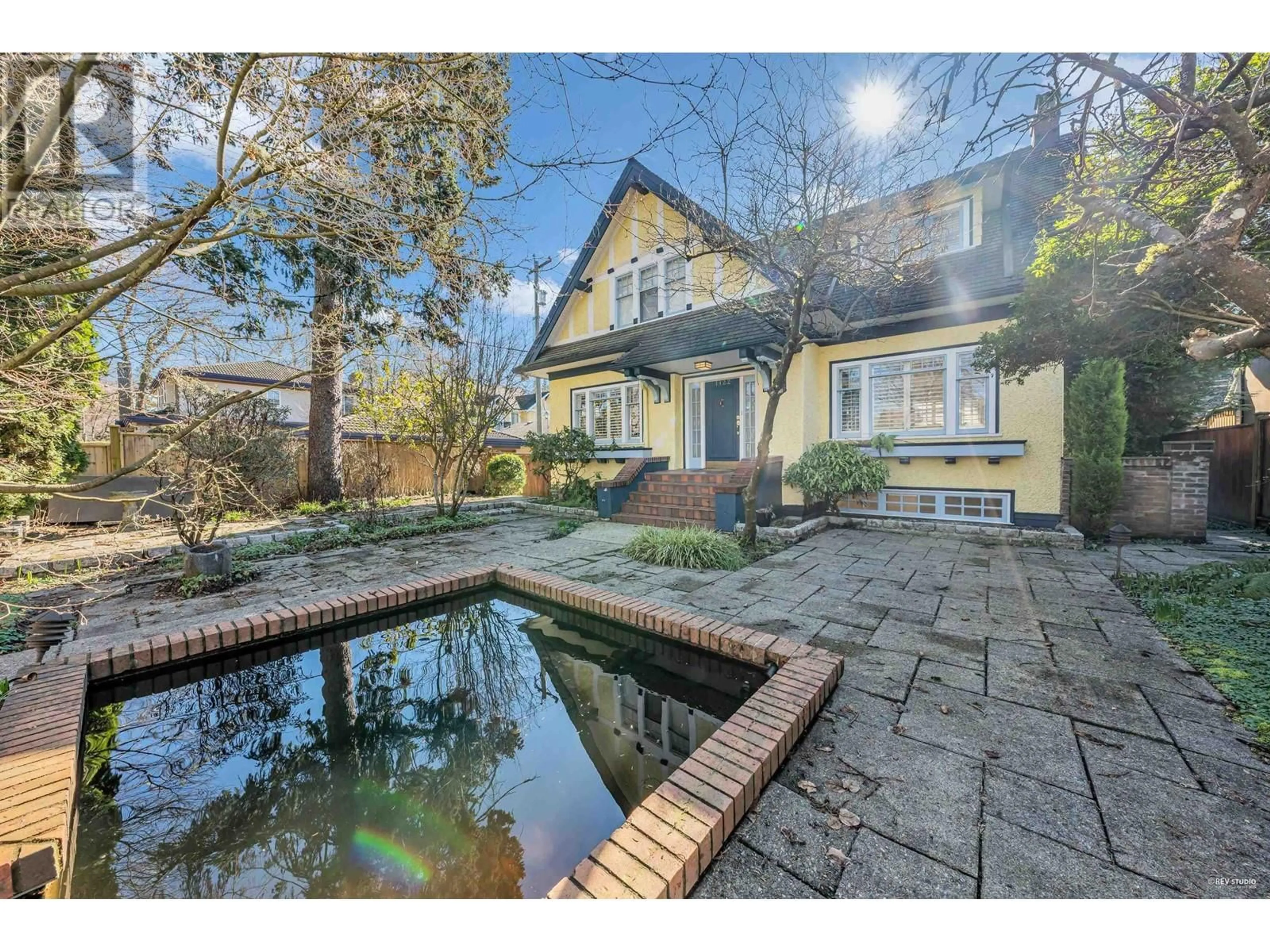 A pic from outside/outdoor area/front of a property/back of a property/a pic from drone, street for 1122 27TH AVENUE, Vancouver British Columbia V6H2B8
