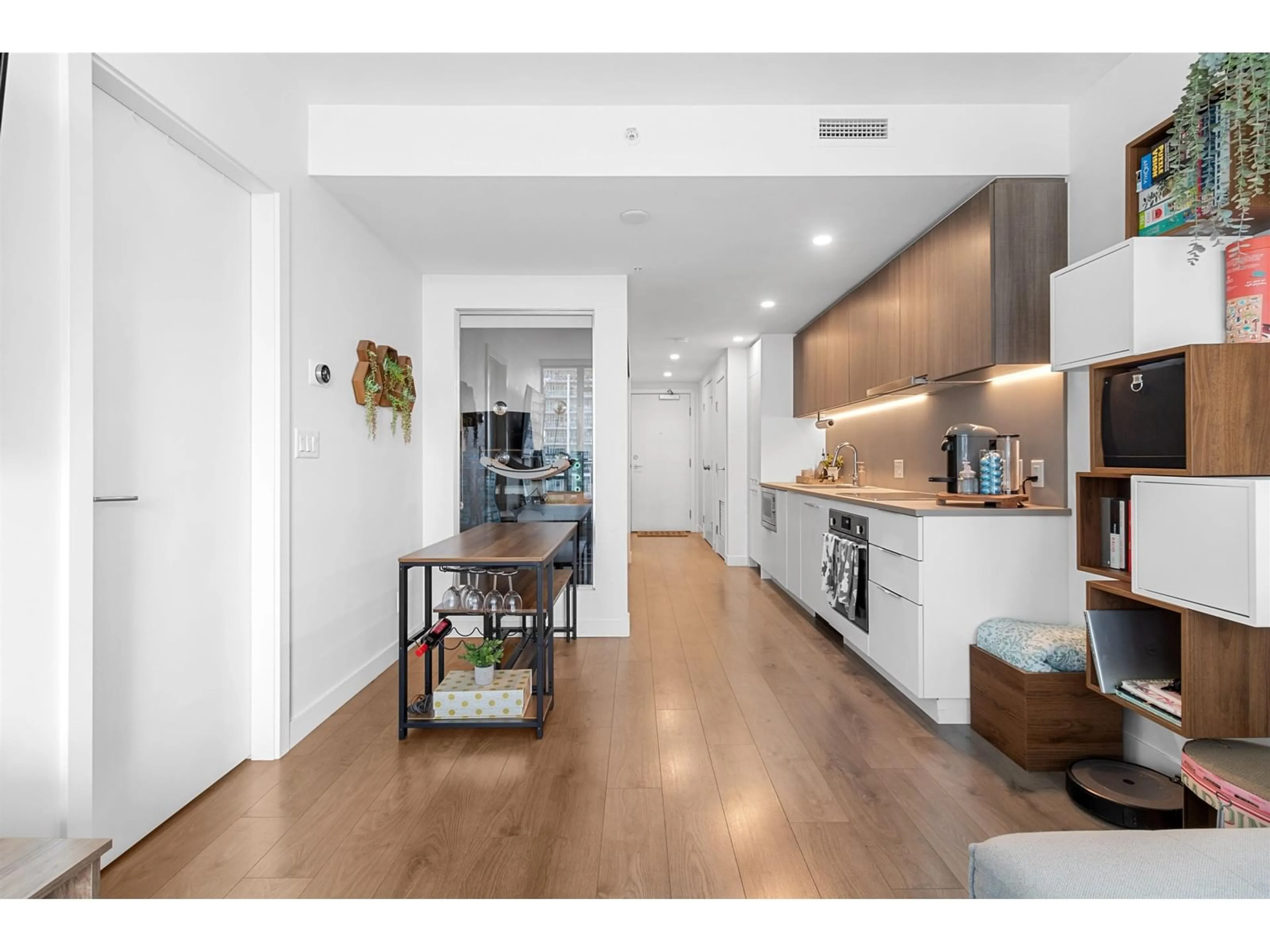 Open concept kitchen, wood/laminate floor for 707 - 13318 104, Surrey British Columbia V3T0R2