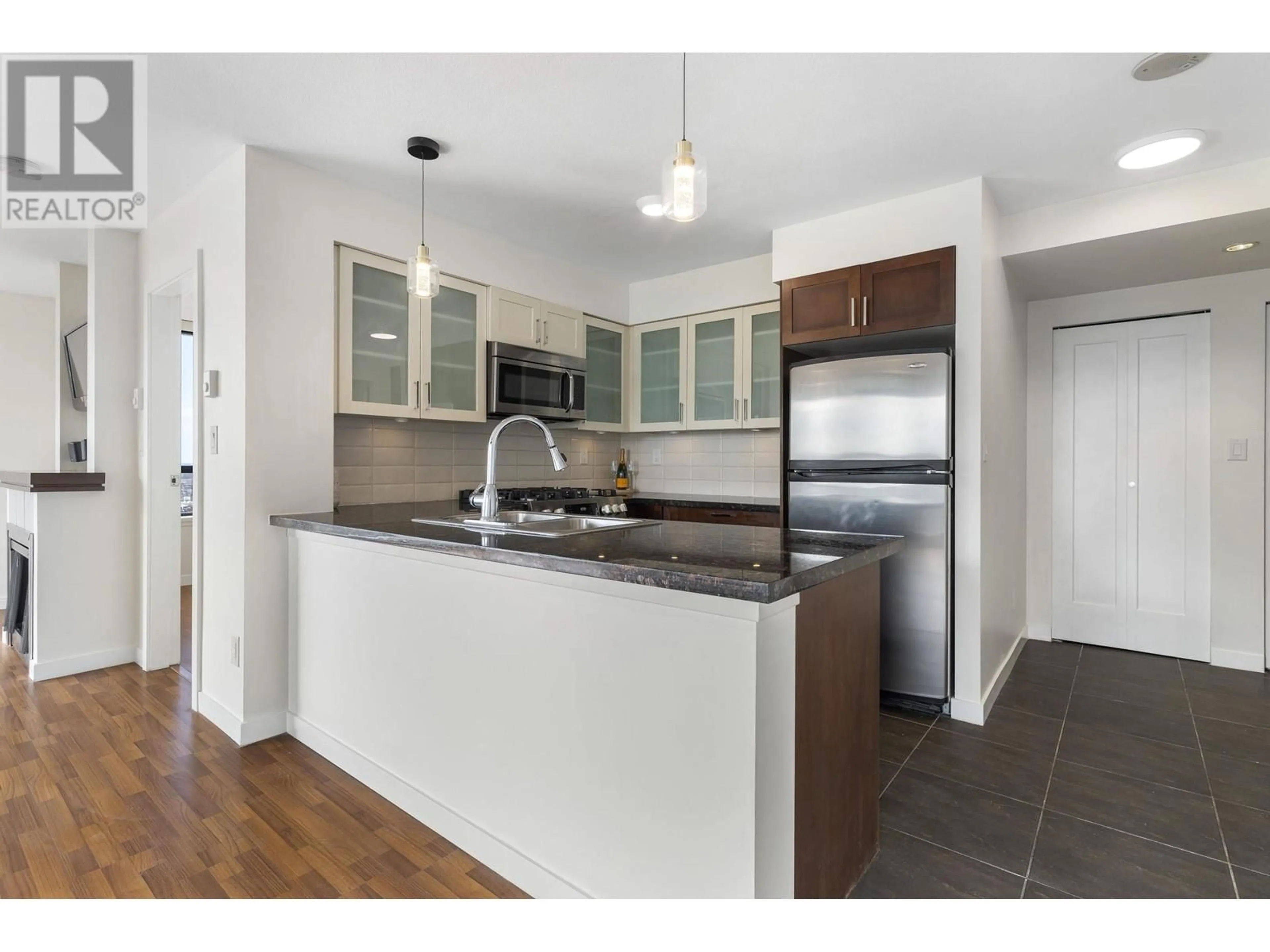 Standard kitchen, unknown for 1903 - 1 RENAISSANCE SQUARE, New Westminster British Columbia V3M0B6