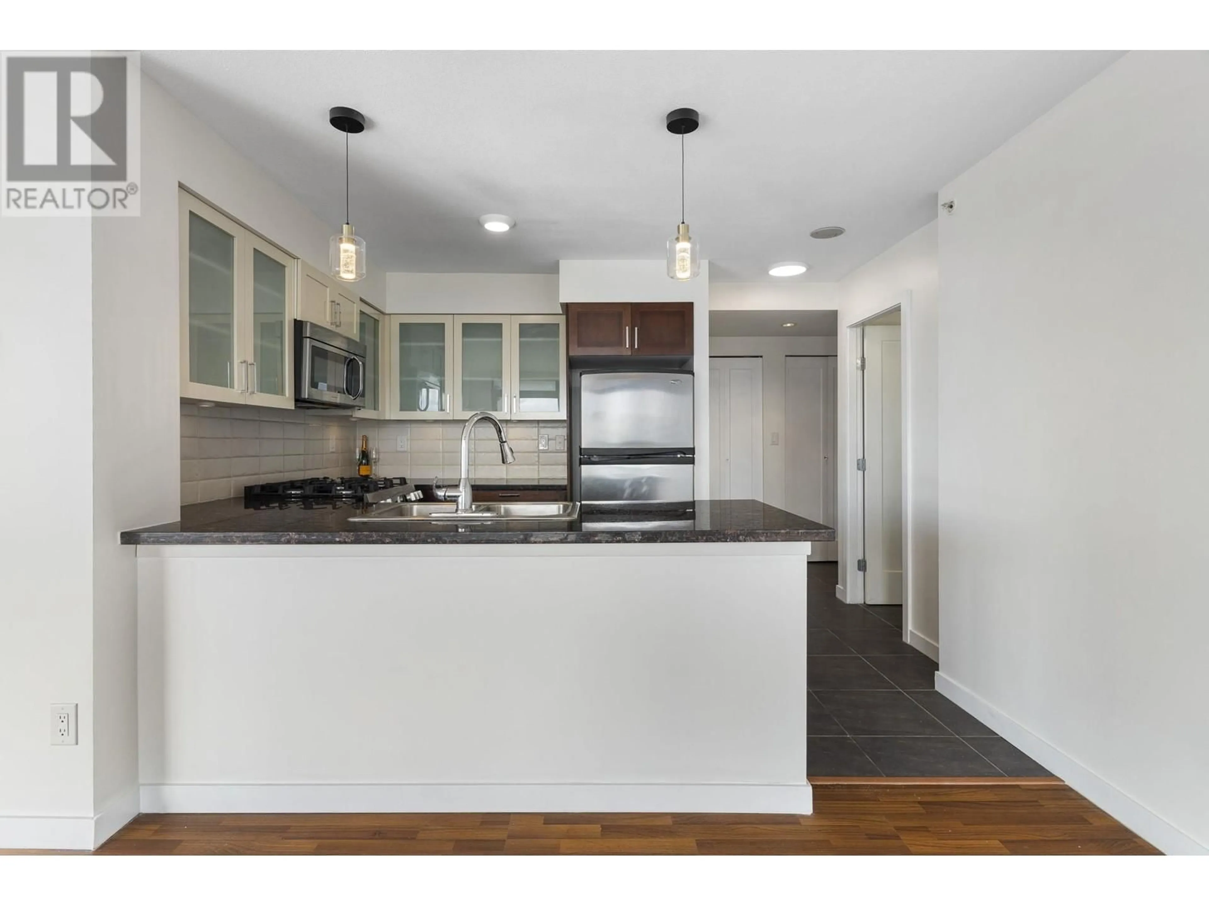 Open concept kitchen, unknown for 1903 - 1 RENAISSANCE SQUARE, New Westminster British Columbia V3M0B6