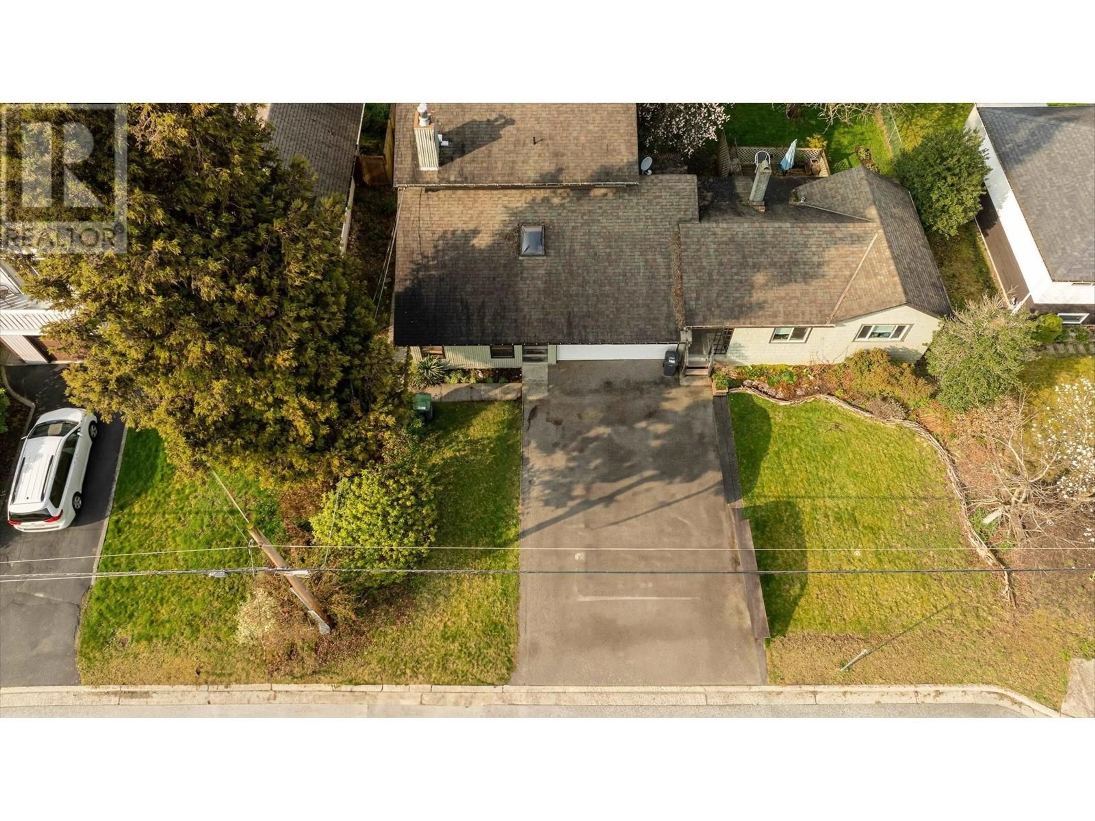 A pic from outside/outdoor area/front of a property/back of a property/a pic from drone, street for 607 CHAPMAN AVENUE, Coquitlam British Columbia V3J4A2