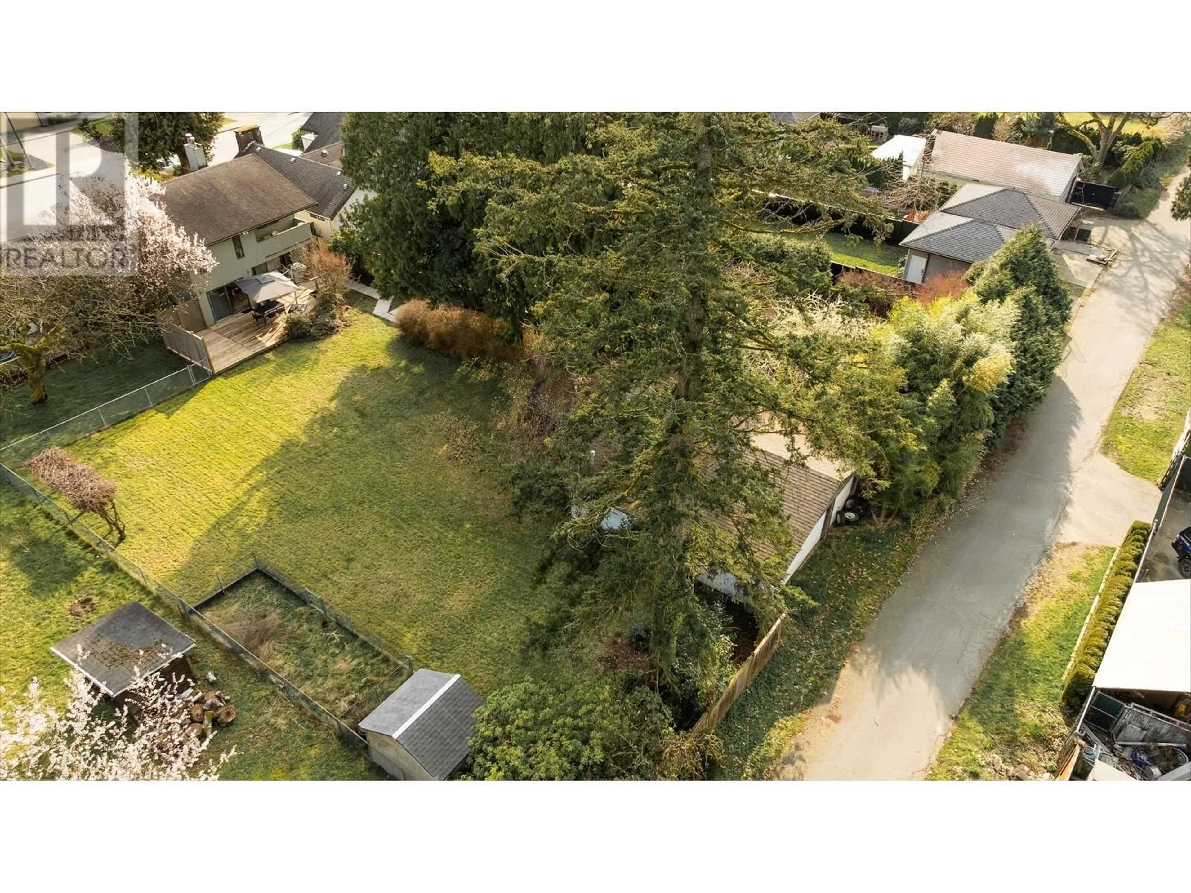 A pic from outside/outdoor area/front of a property/back of a property/a pic from drone, street for 607 CHAPMAN AVENUE, Coquitlam British Columbia V3J4A2