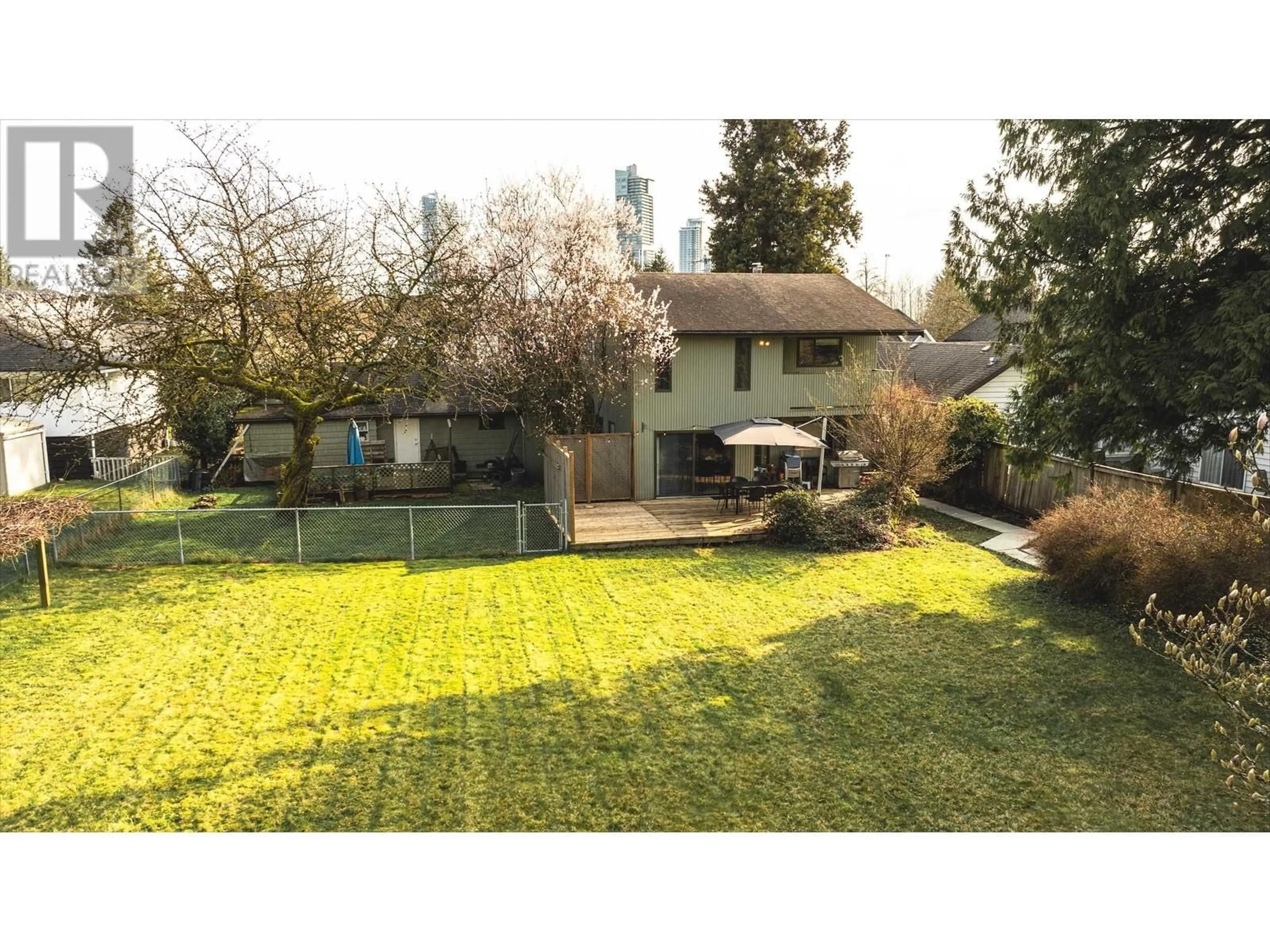 A pic from outside/outdoor area/front of a property/back of a property/a pic from drone, street for 607 CHAPMAN AVENUE, Coquitlam British Columbia V3J4A2