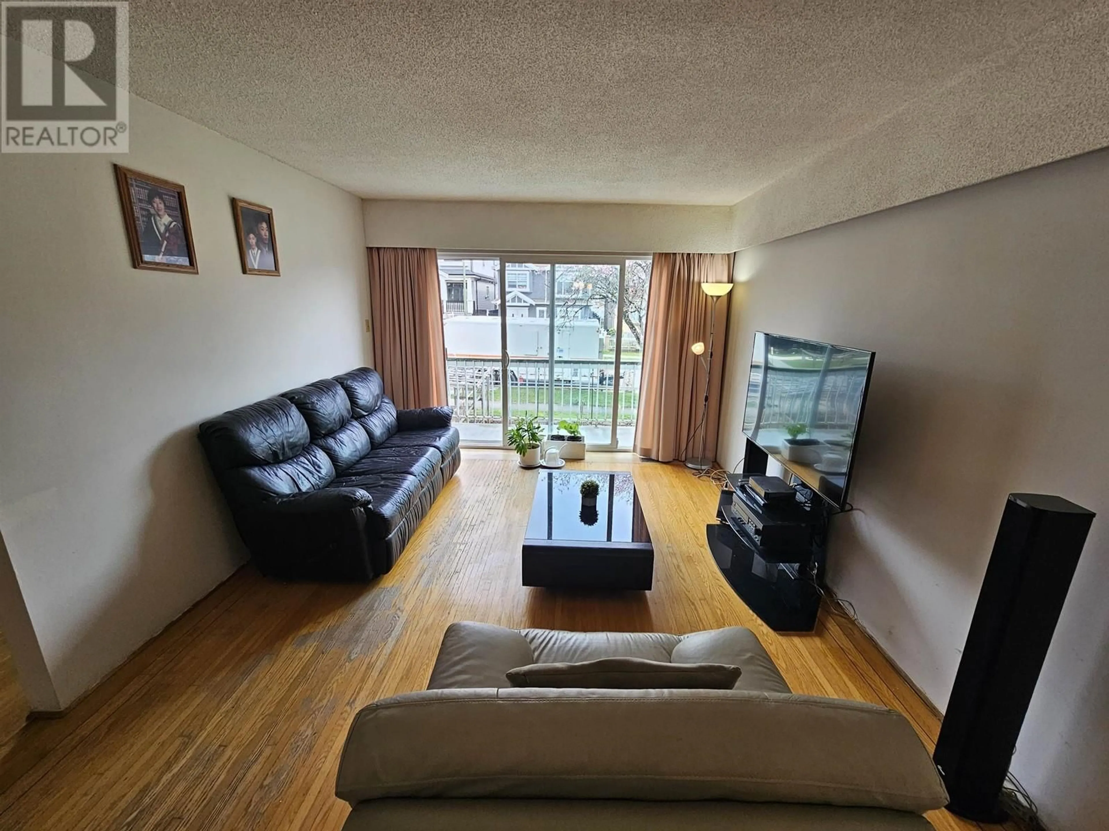 Living room with furniture, wood/laminate floor for 6739 DUMFRIES STREET, Vancouver British Columbia V5P3B8