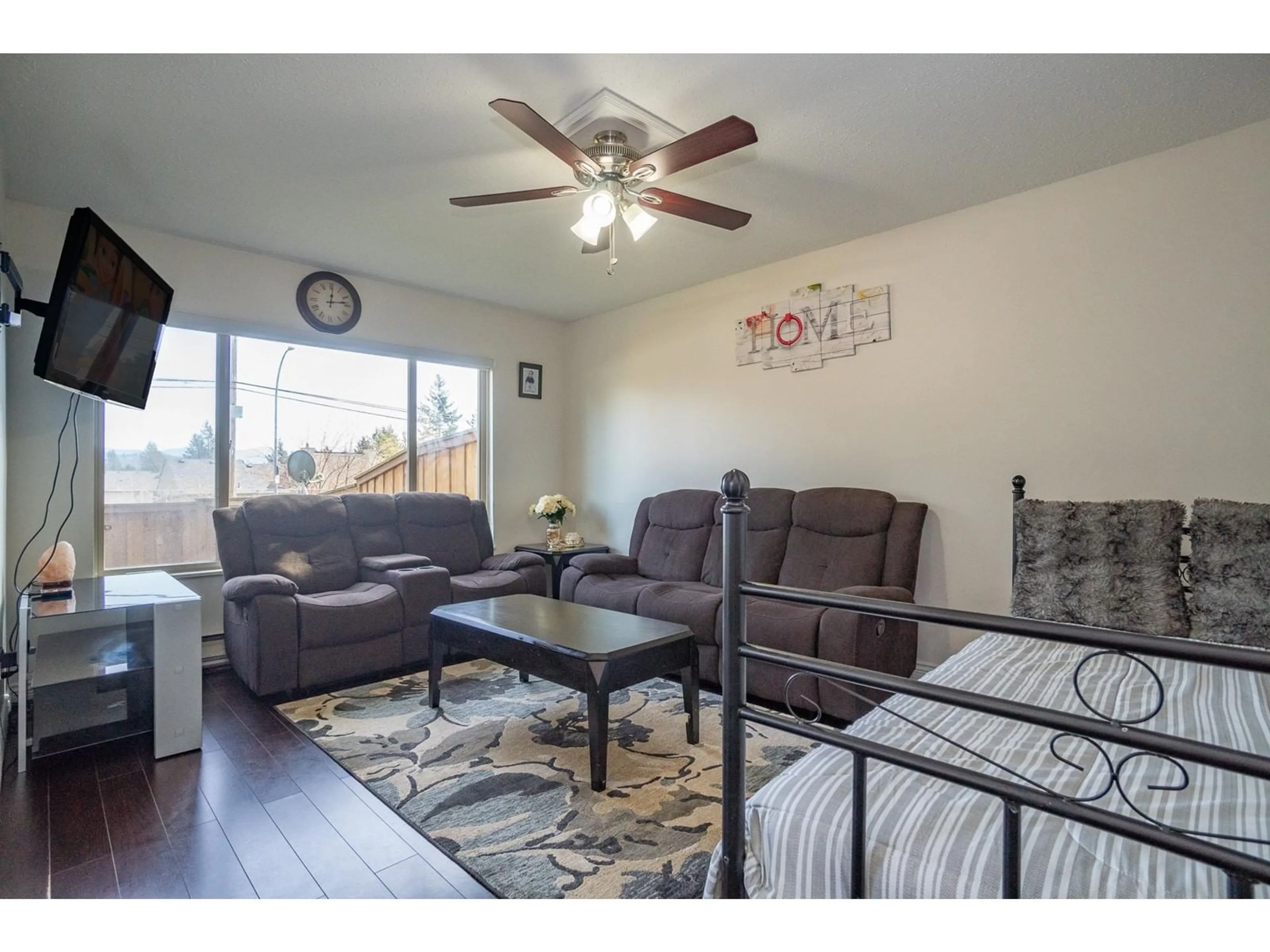 Living room with furniture, wood/laminate floor for 41 - 3075 TRETHEWEY, Abbotsford British Columbia V2T3R4