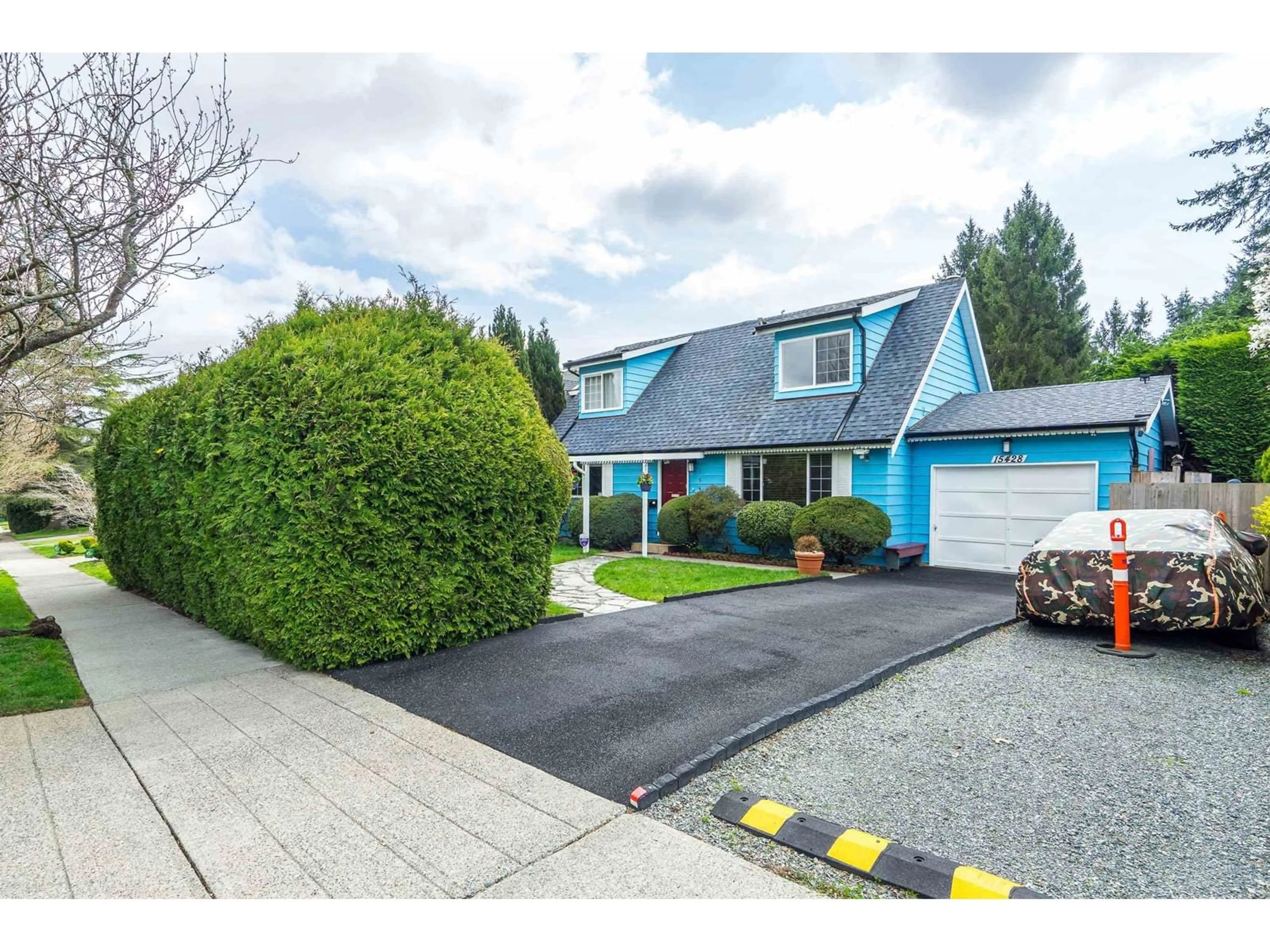 A pic from outside/outdoor area/front of a property/back of a property/a pic from drone, street for 15428 MADRONA, Surrey British Columbia V4A5N3