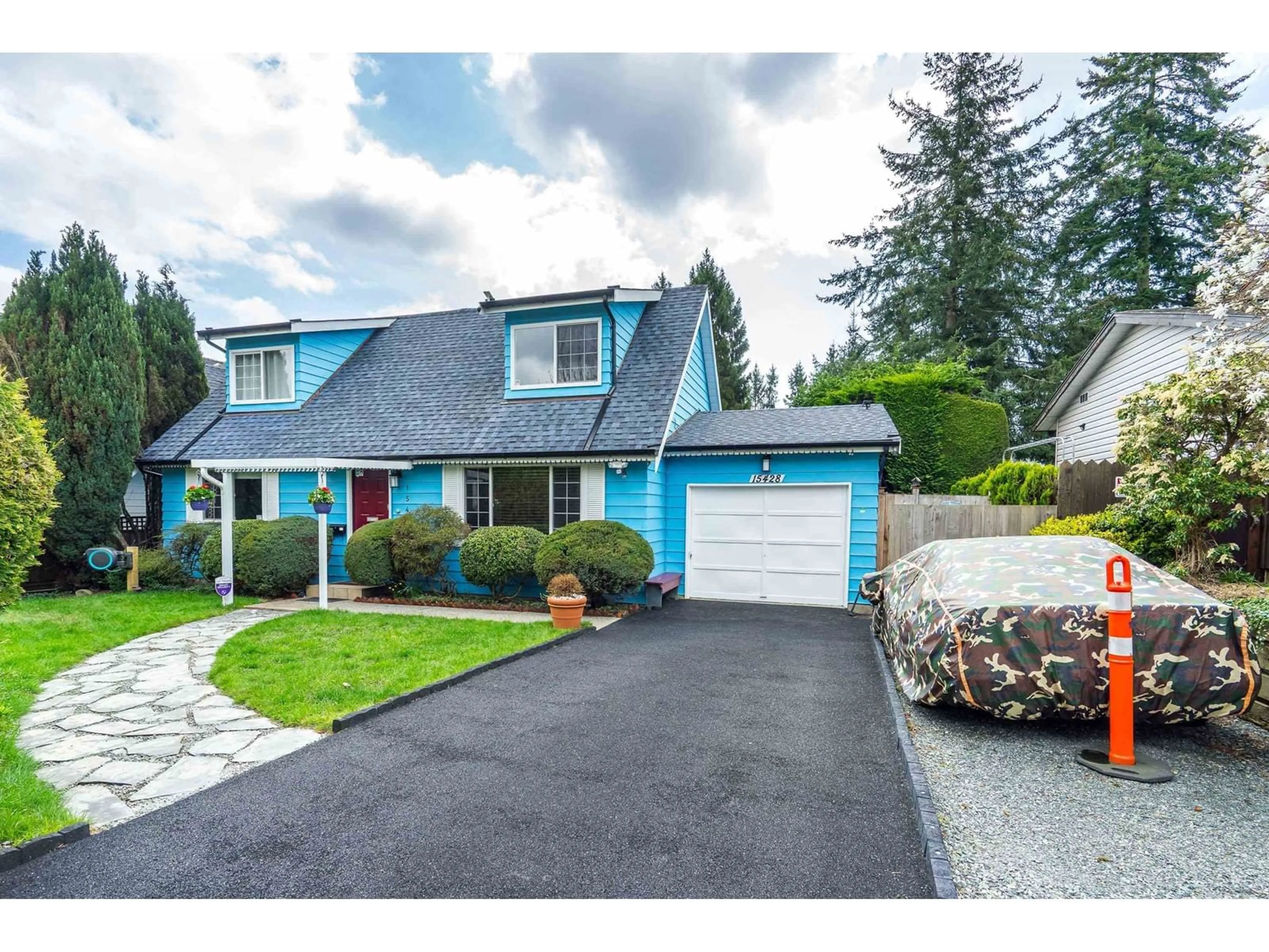 Home with vinyl exterior material, street for 15428 MADRONA, Surrey British Columbia V4A5N3