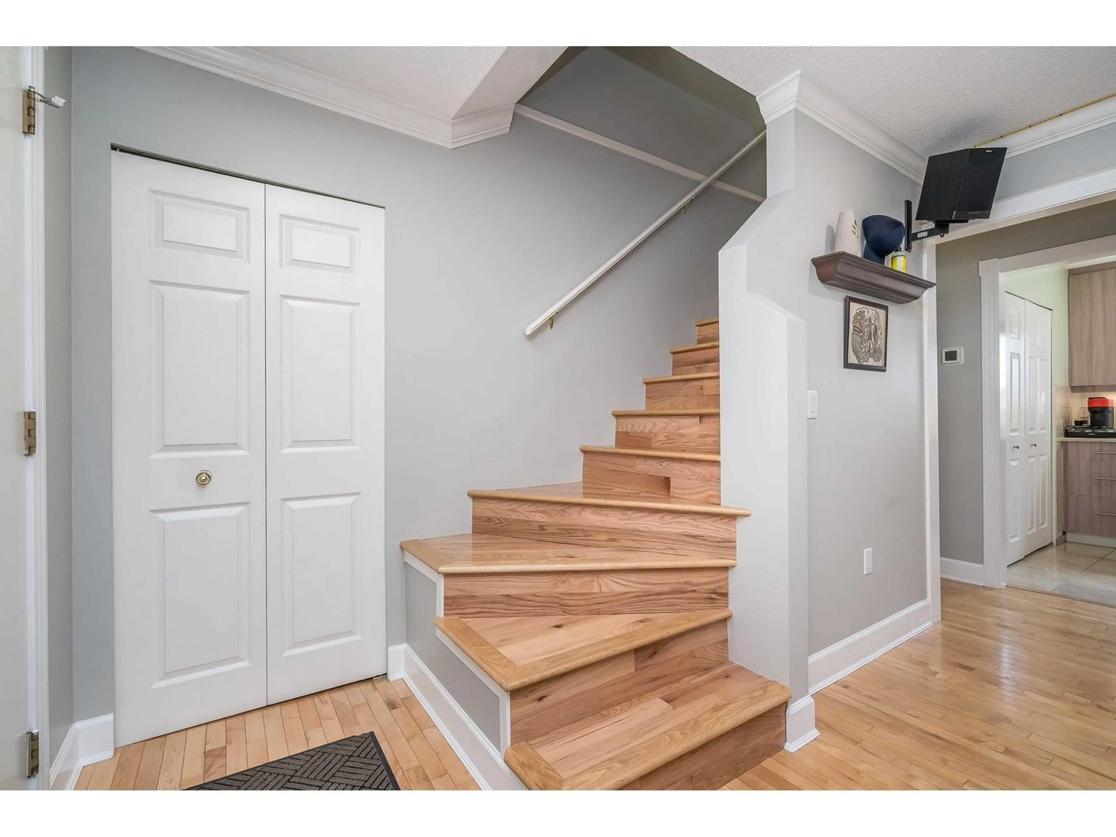 Indoor entryway for 15428 MADRONA, Surrey British Columbia V4A5N3
