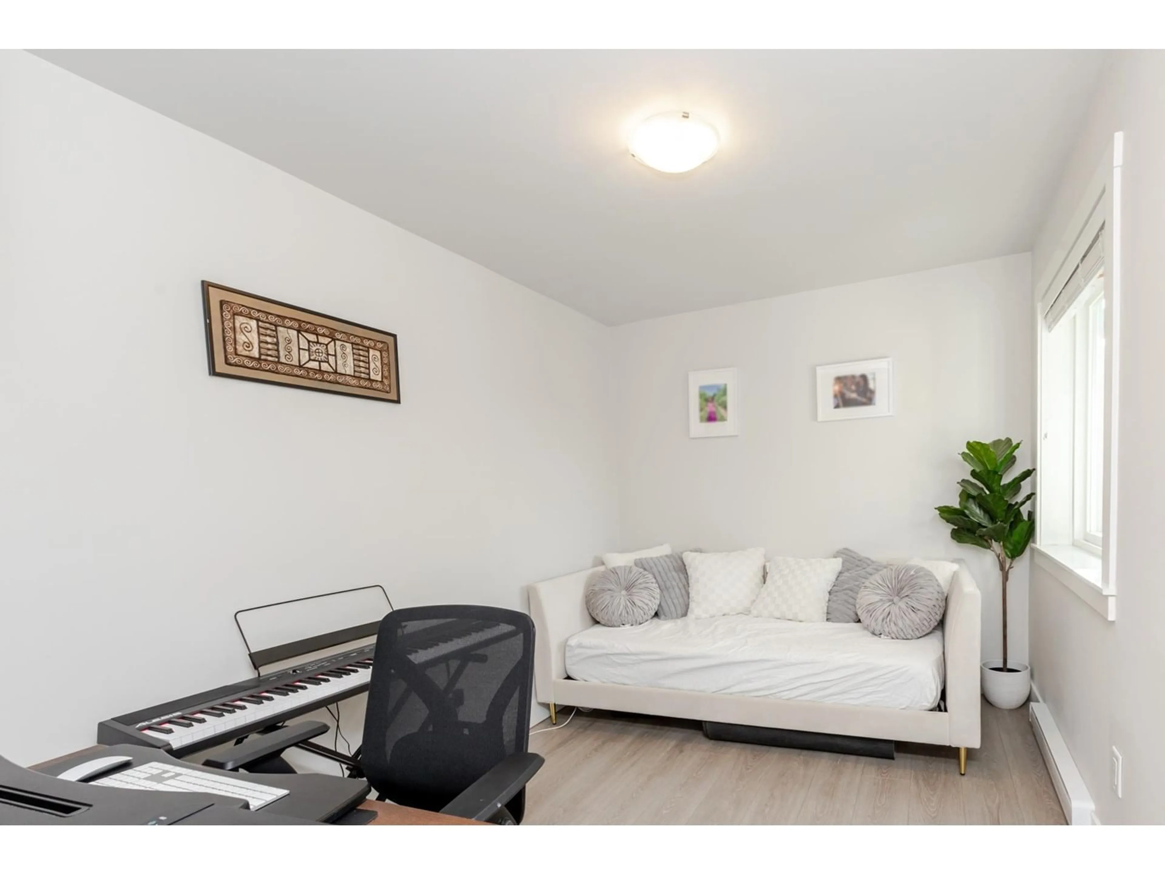 Living room with furniture, wood/laminate floor for 70 - 20860 76, Langley British Columbia V2Y0S8