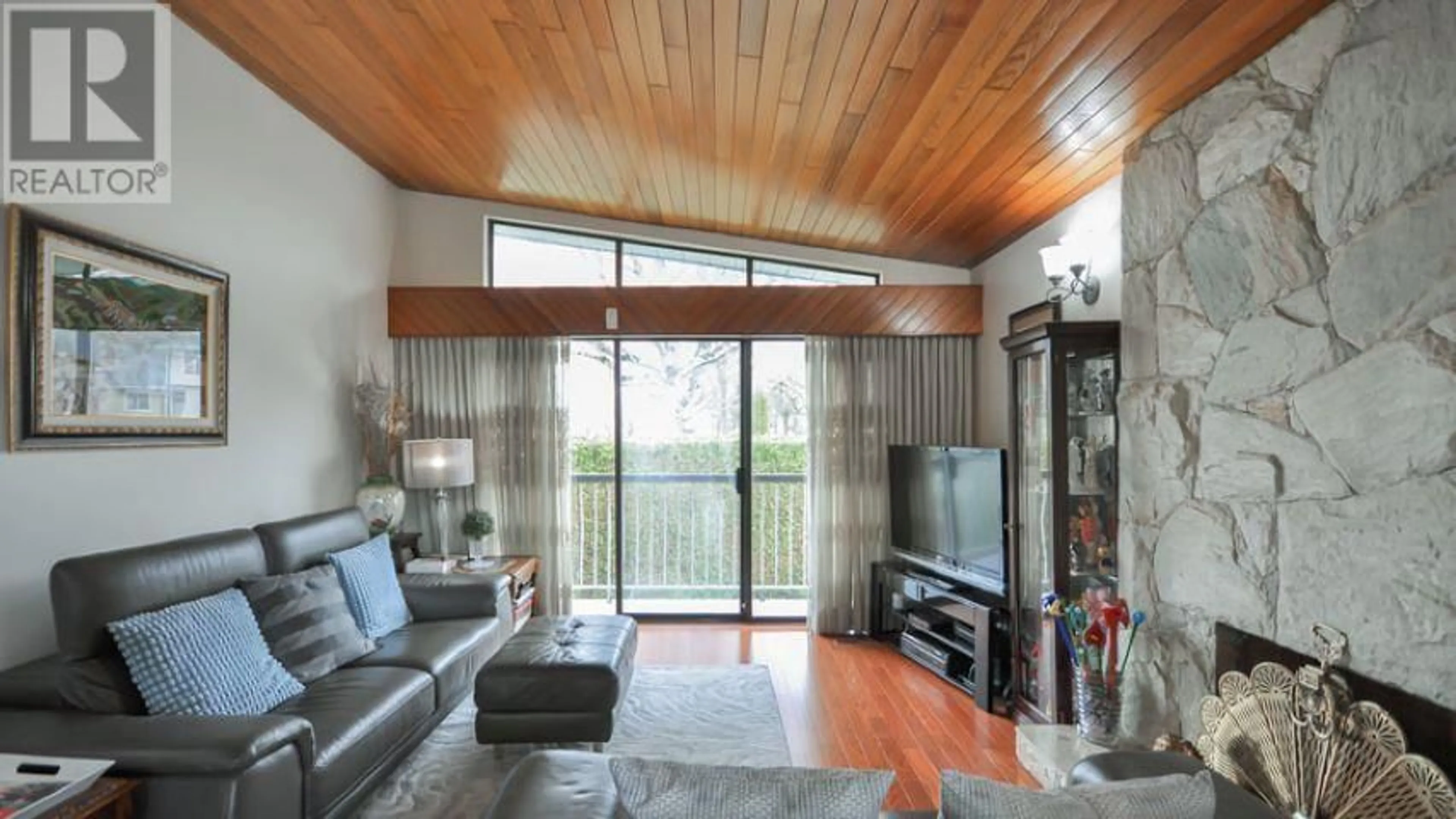 Living room with furniture, wood/laminate floor for 6515 LANARK STREET, Vancouver British Columbia V5P2Z2