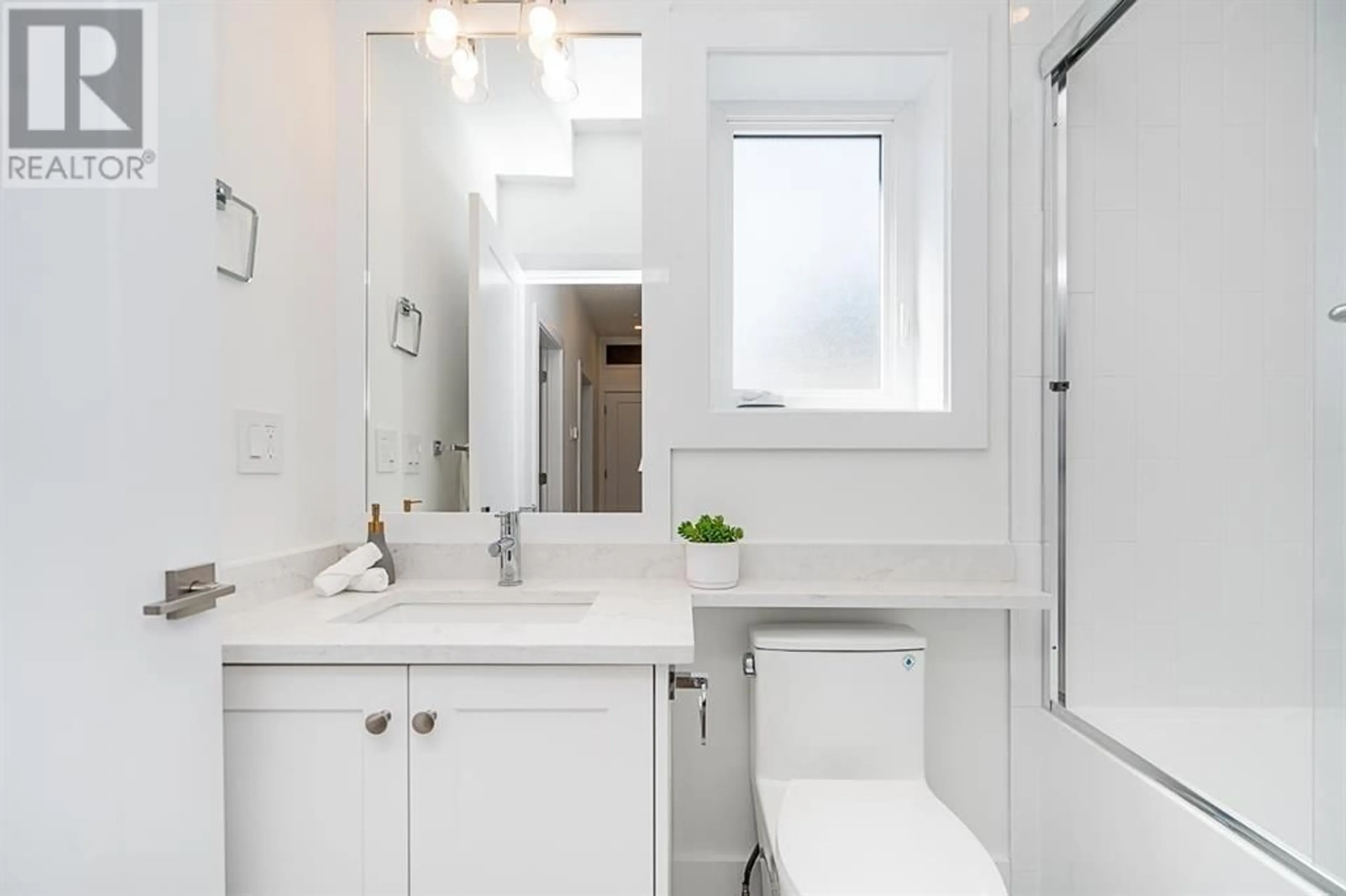 Standard bathroom, ceramic/tile floor for 718 62ND AVENUE, Vancouver British Columbia V5X2G5