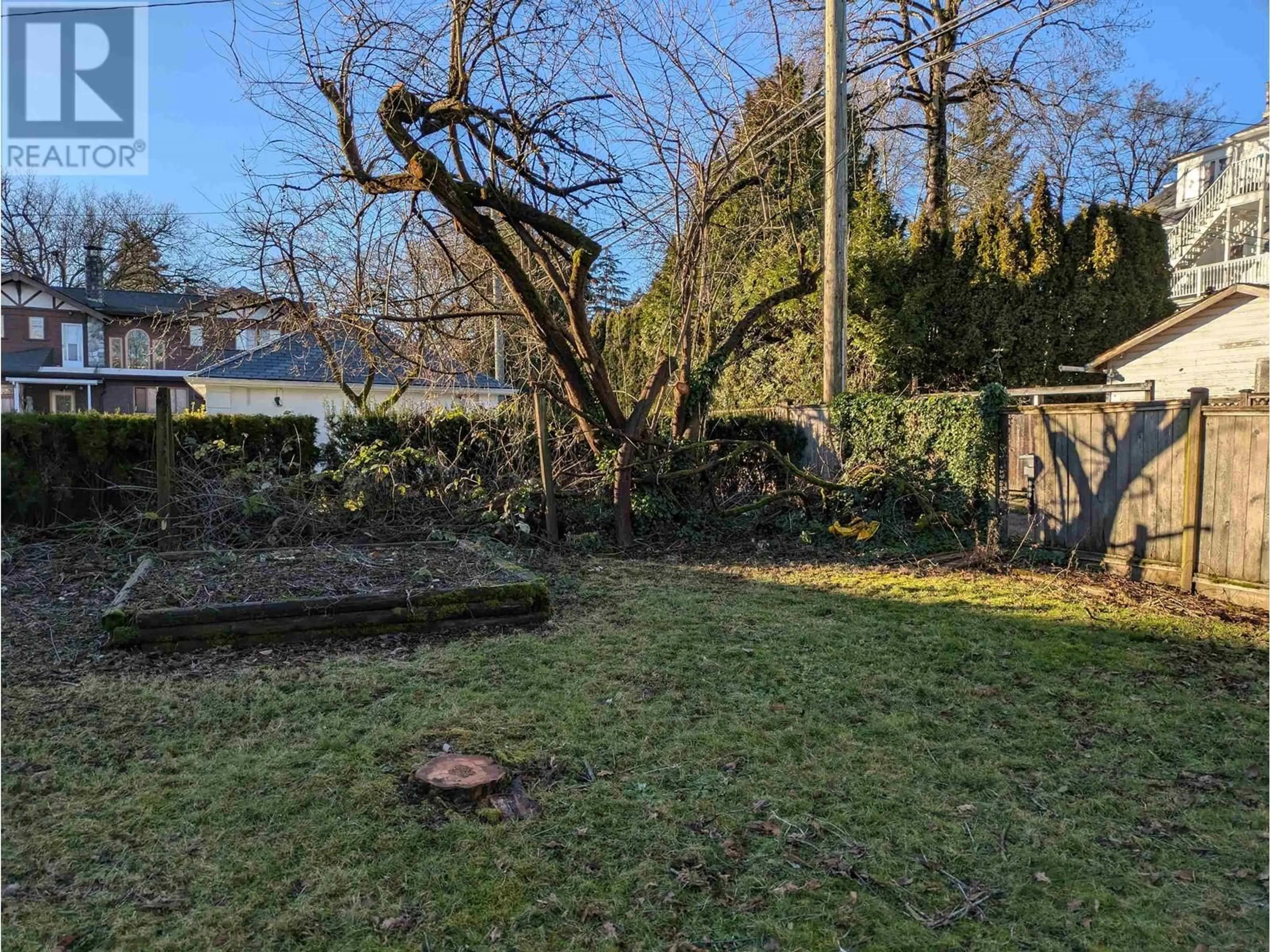 A pic from outside/outdoor area/front of a property/back of a property/a pic from drone, street for 1051 LAURIER AVENUE, Vancouver British Columbia V6H1Y2