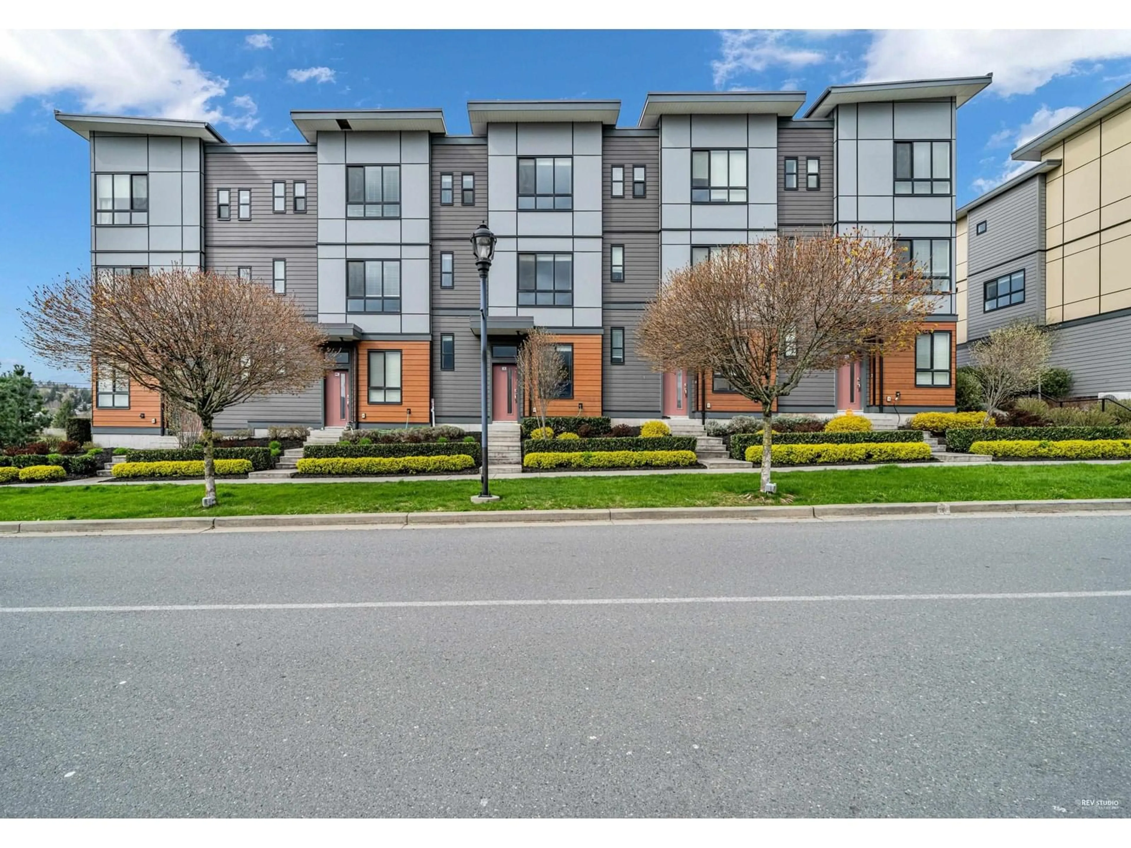 A pic from outside/outdoor area/front of a property/back of a property/a pic from drone, street for 11 - 1938 NORTH PARALLEL, Abbotsford British Columbia V3G0H1