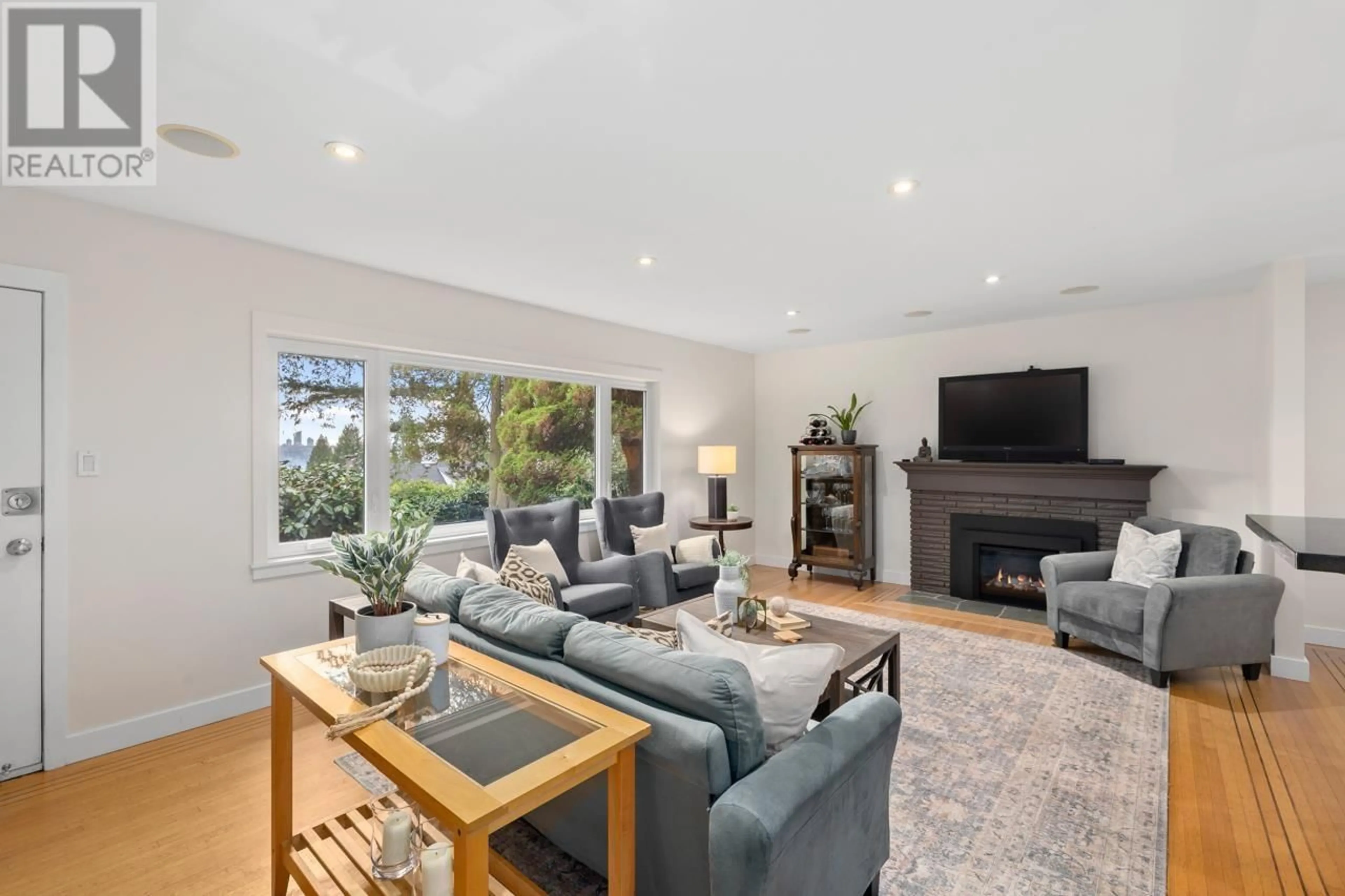 Living room with furniture, unknown for 3075 PLYMOUTH DRIVE, North Vancouver British Columbia V7H1C8