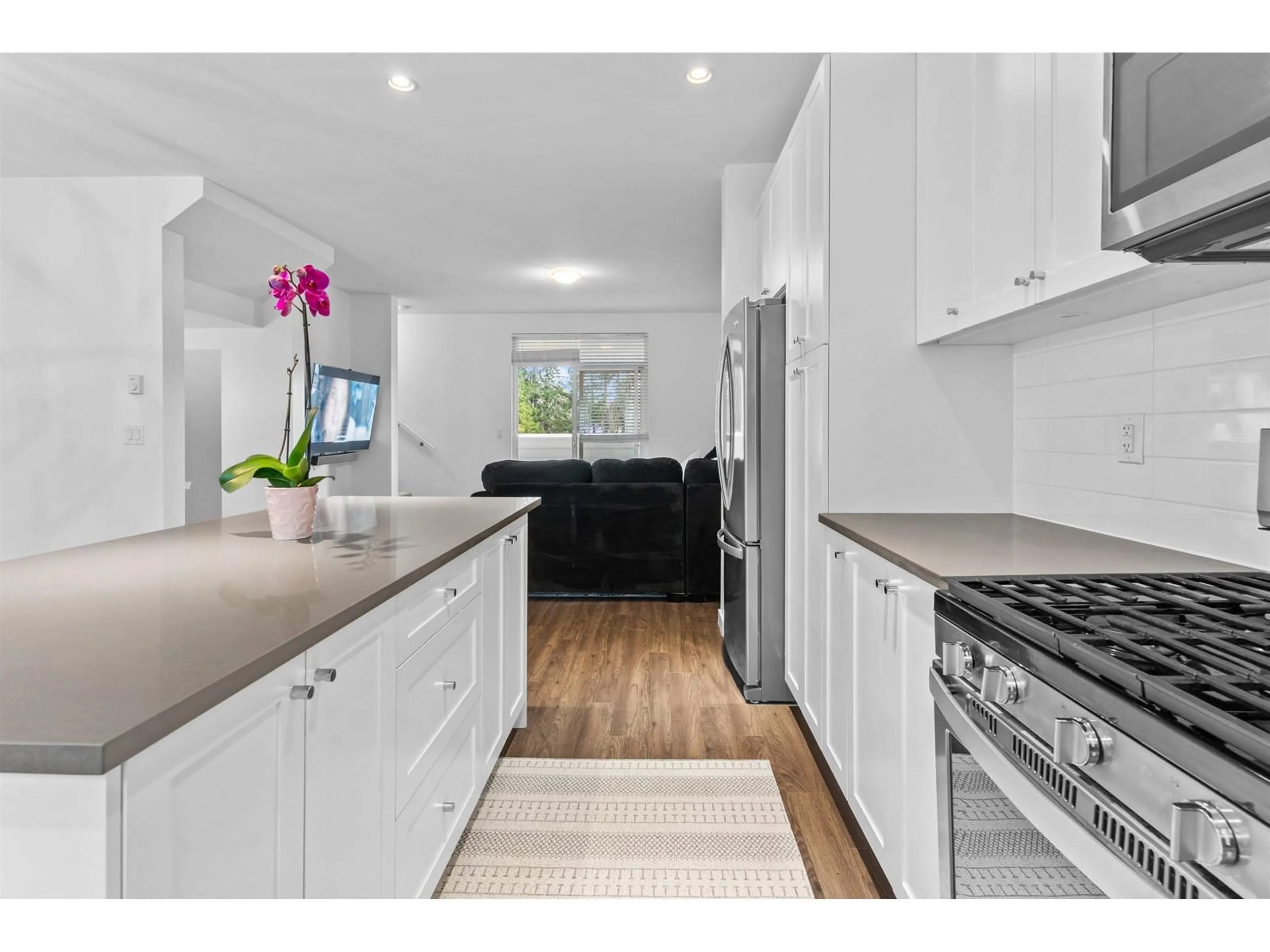 Open concept kitchen, unknown for 30 - 127 172, Surrey British Columbia V3Z0W9