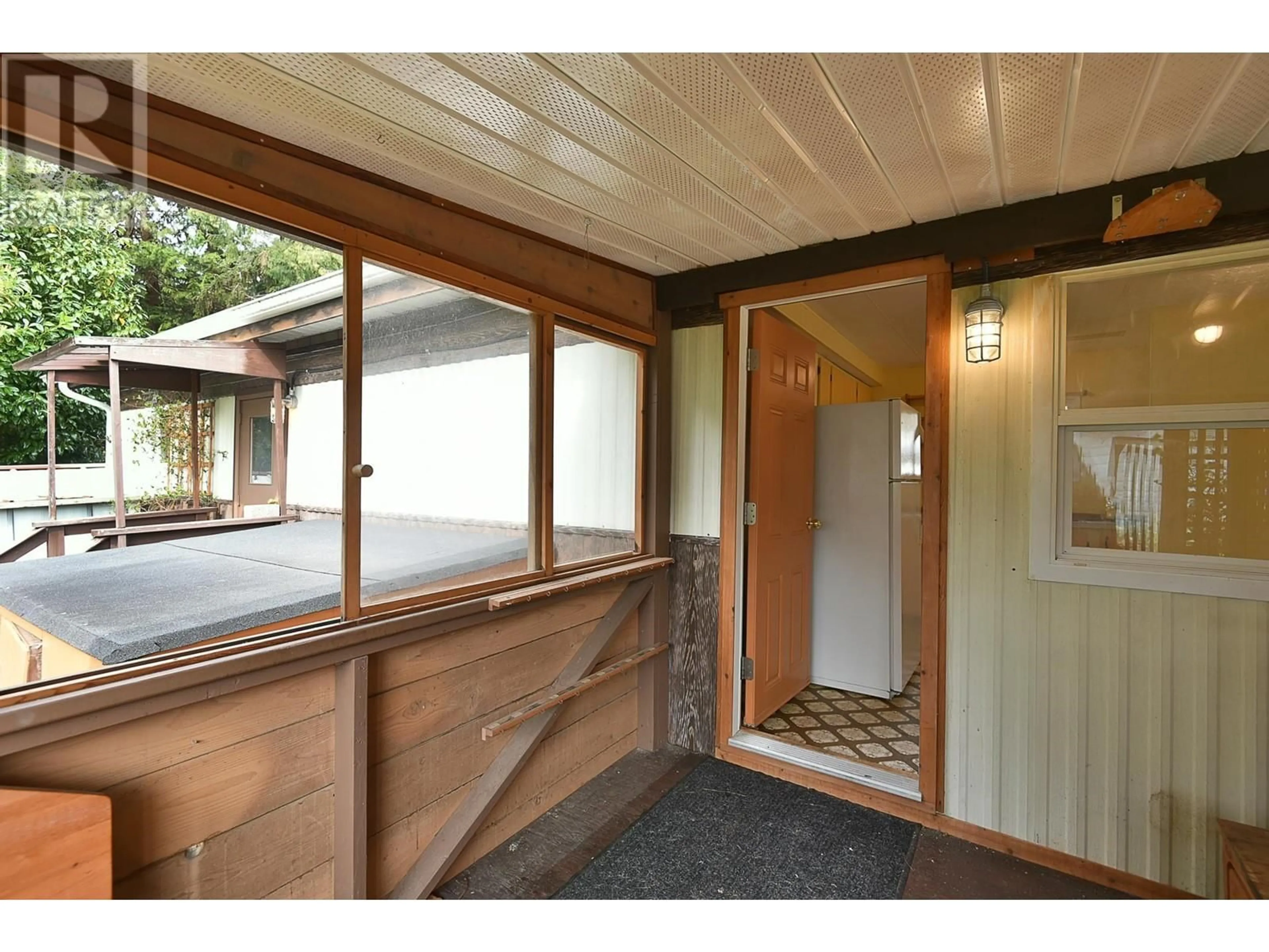 Indoor entryway for 22 - 4496 SUNSHINE COAST HIGHWAY, Sechelt British Columbia V7Z0C3