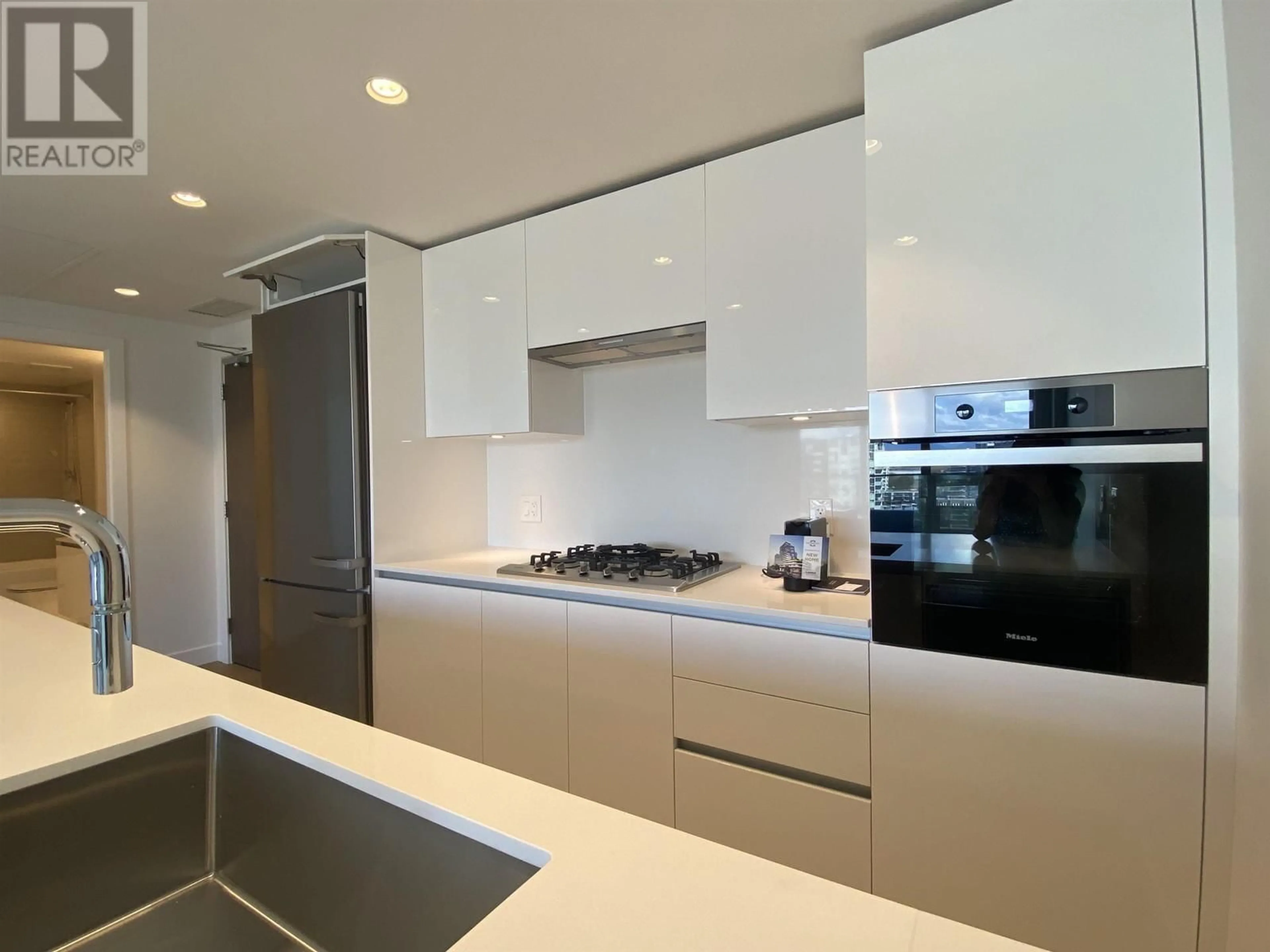 Contemporary kitchen, unknown for 1604 - 5788 GILBERT ROAD, Richmond British Columbia V6X1B7