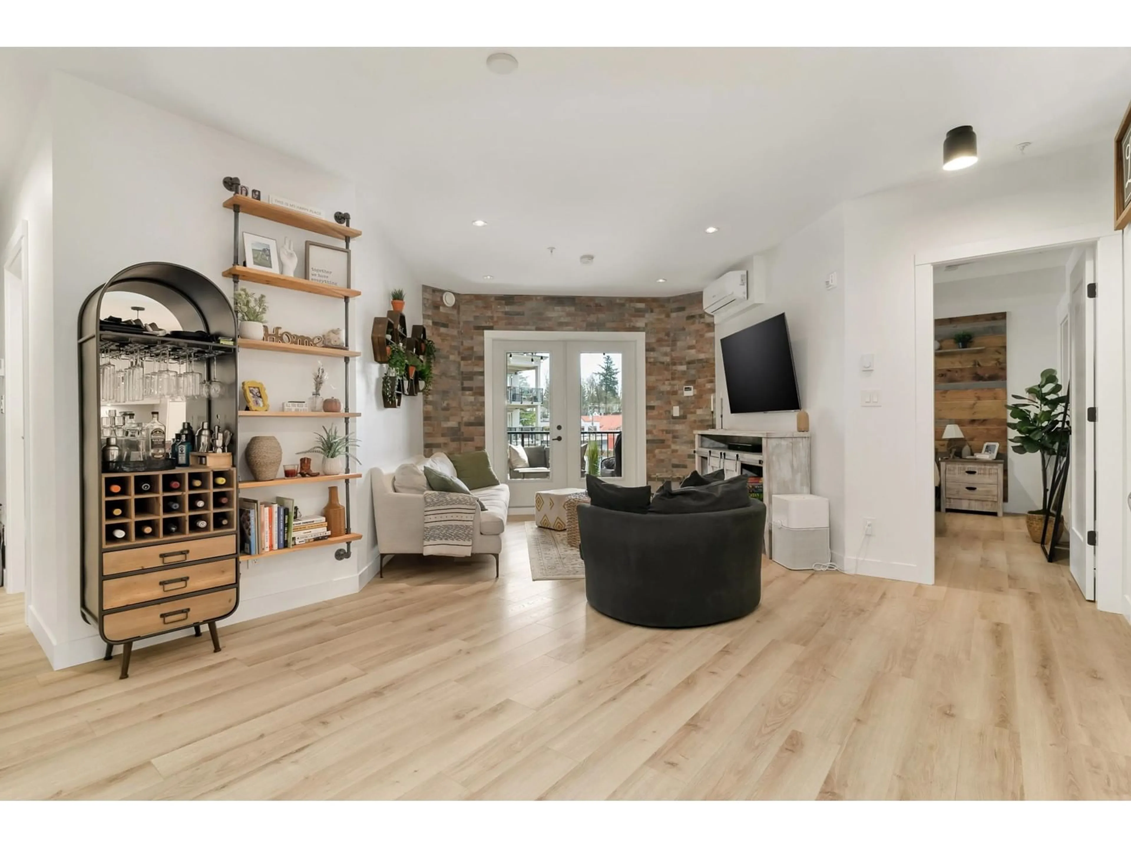 Living room with furniture, wood/laminate floor for 315 - 2493 MONTROSE, Abbotsford British Columbia V2S0L4