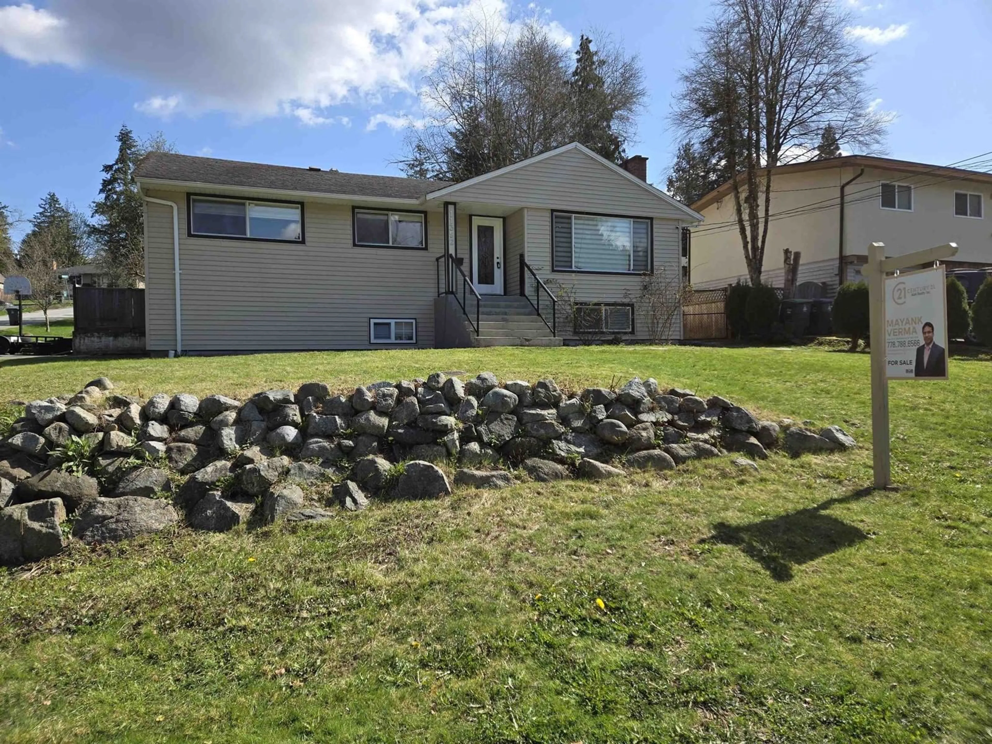 A pic from outside/outdoor area/front of a property/back of a property/a pic from drone, street for 11352 GLEN AVON, Surrey British Columbia V3R4Y5