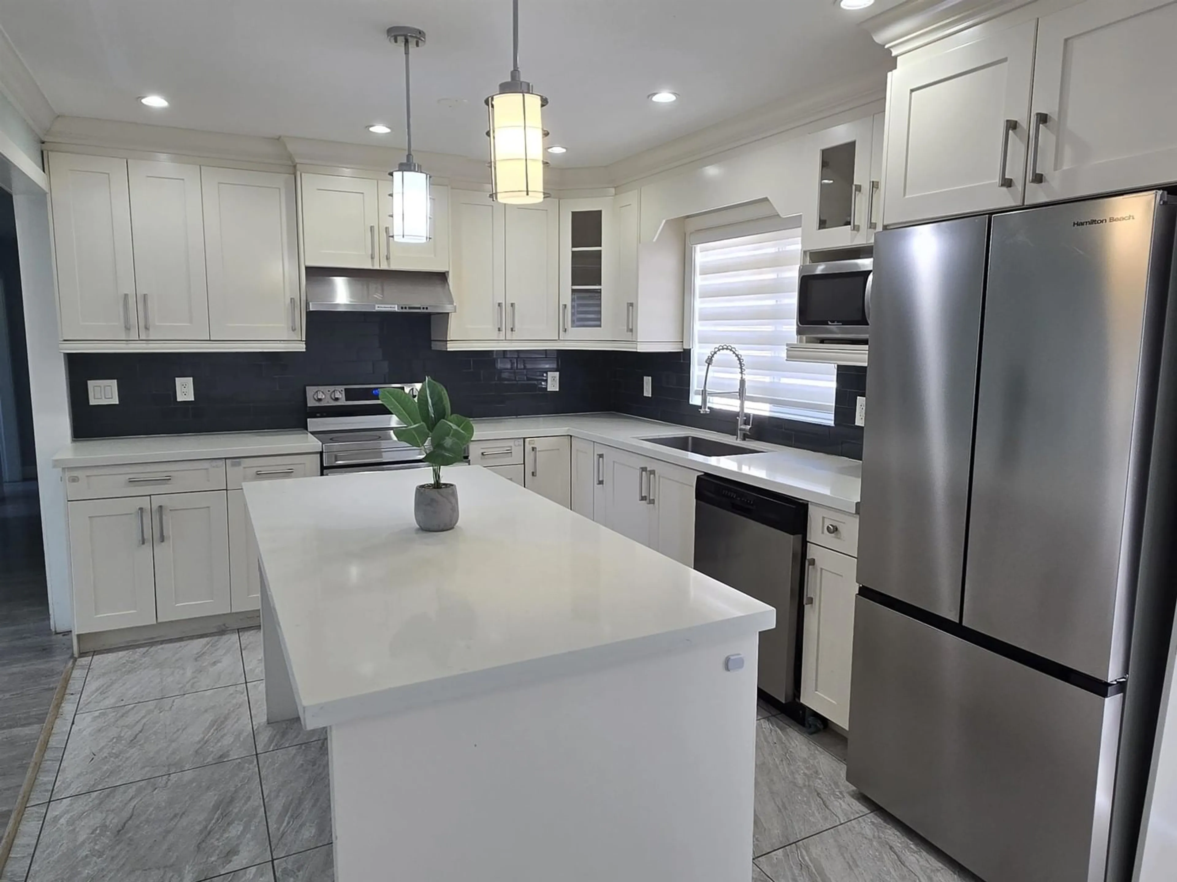 Contemporary kitchen, ceramic/tile floor for 11352 GLEN AVON, Surrey British Columbia V3R4Y5