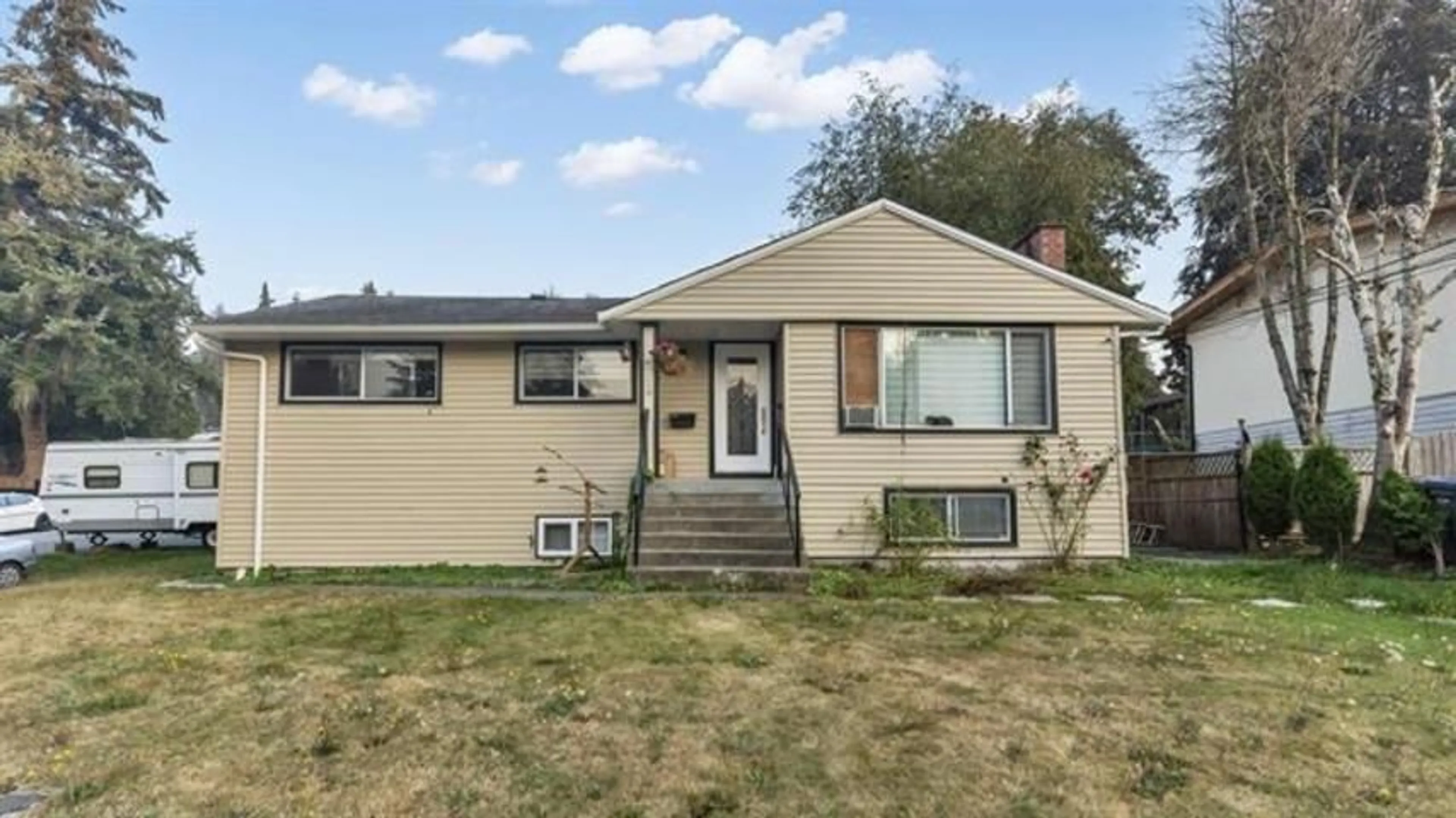 Home with vinyl exterior material, street for 11352 GLEN AVON, Surrey British Columbia V3R4Y5