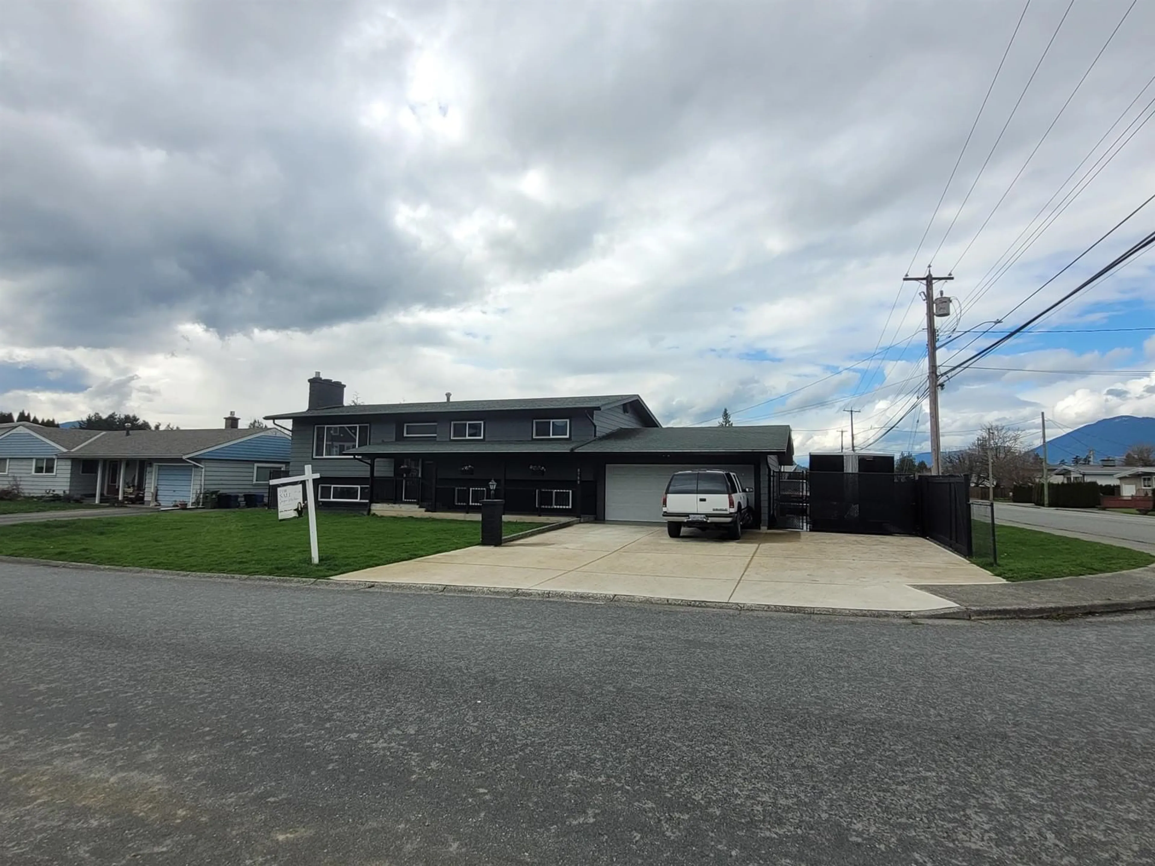 A pic from outside/outdoor area/front of a property/back of a property/a pic from drone, street for 8789 BUTCHART STREET, Chilliwack British Columbia V2P5S2