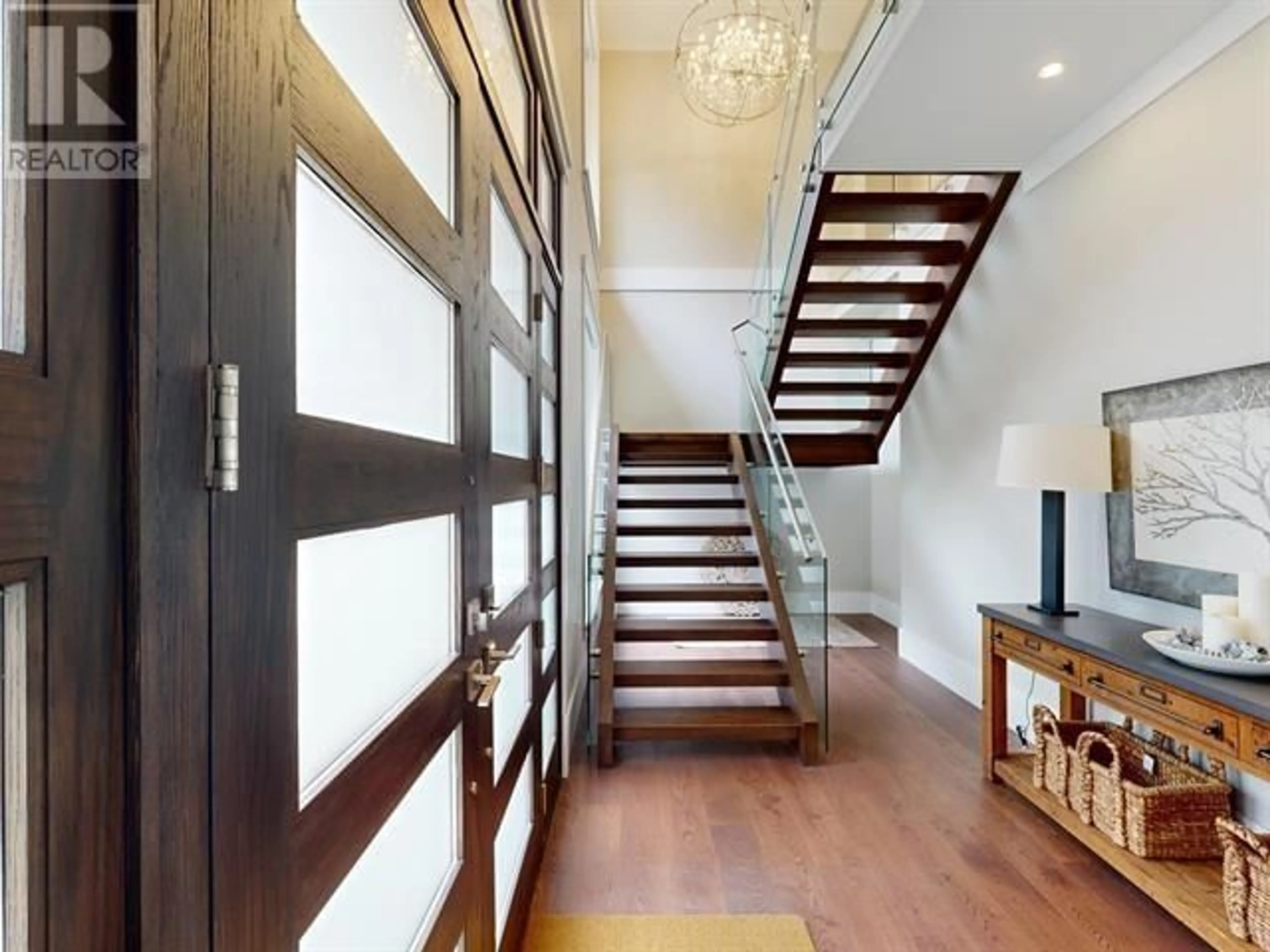 Indoor foyer for 3185 BENBOW ROAD, West Vancouver British Columbia V7V3E1