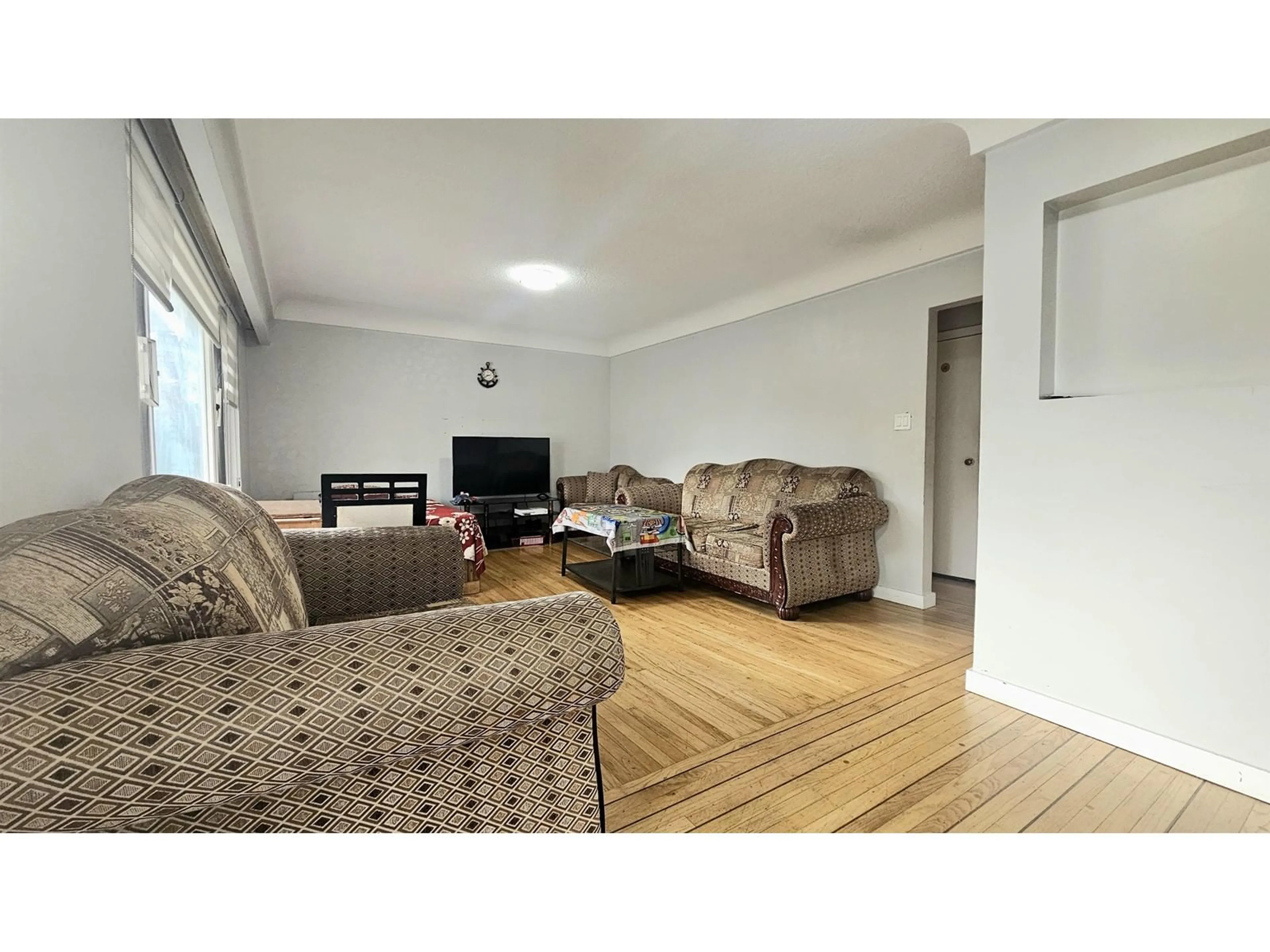Living room with furniture, wood/laminate floor for 13137 106A, Surrey British Columbia V3T2E4