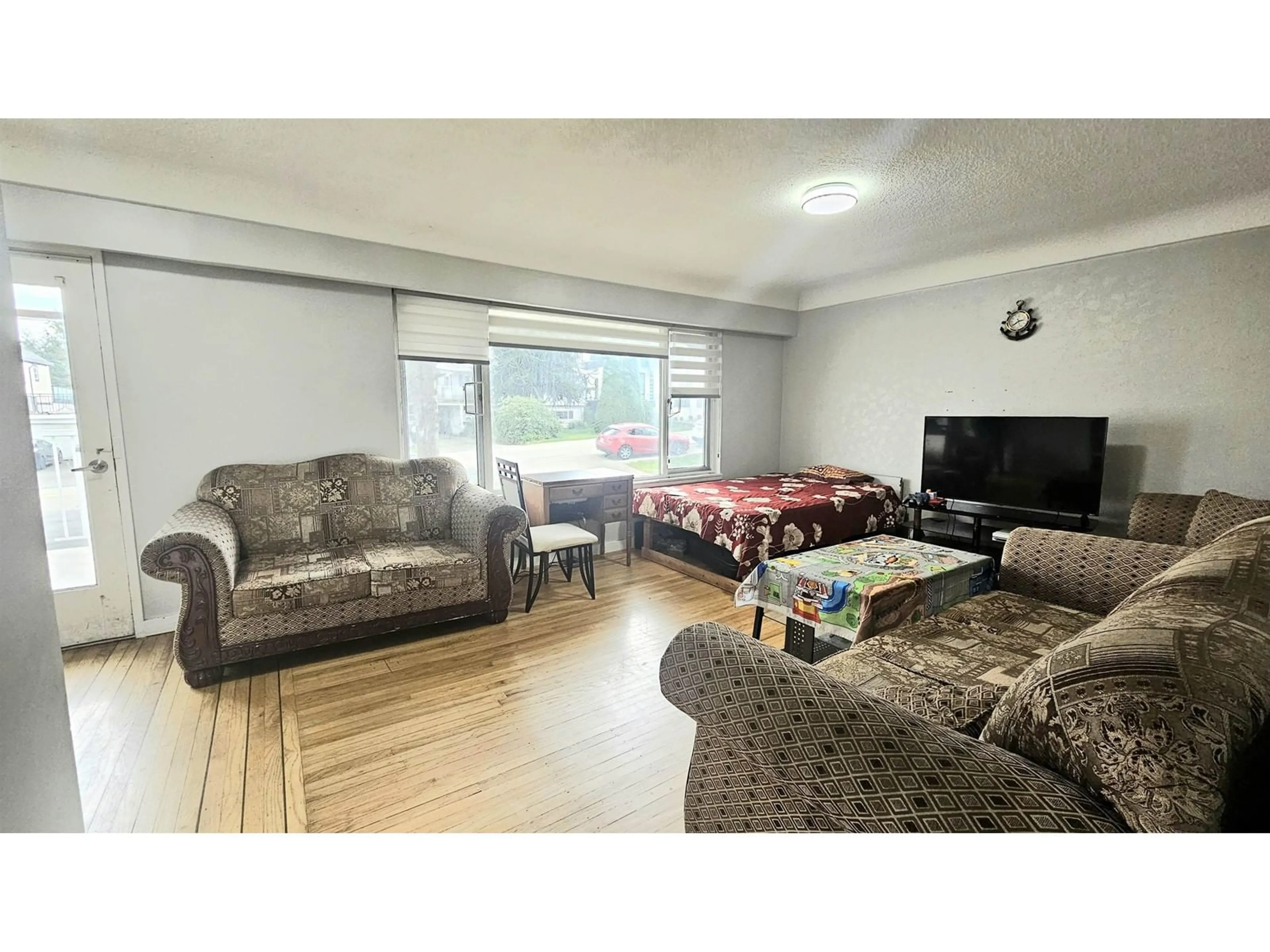 Living room with furniture, wood/laminate floor for 13137 106A, Surrey British Columbia V3T2E4