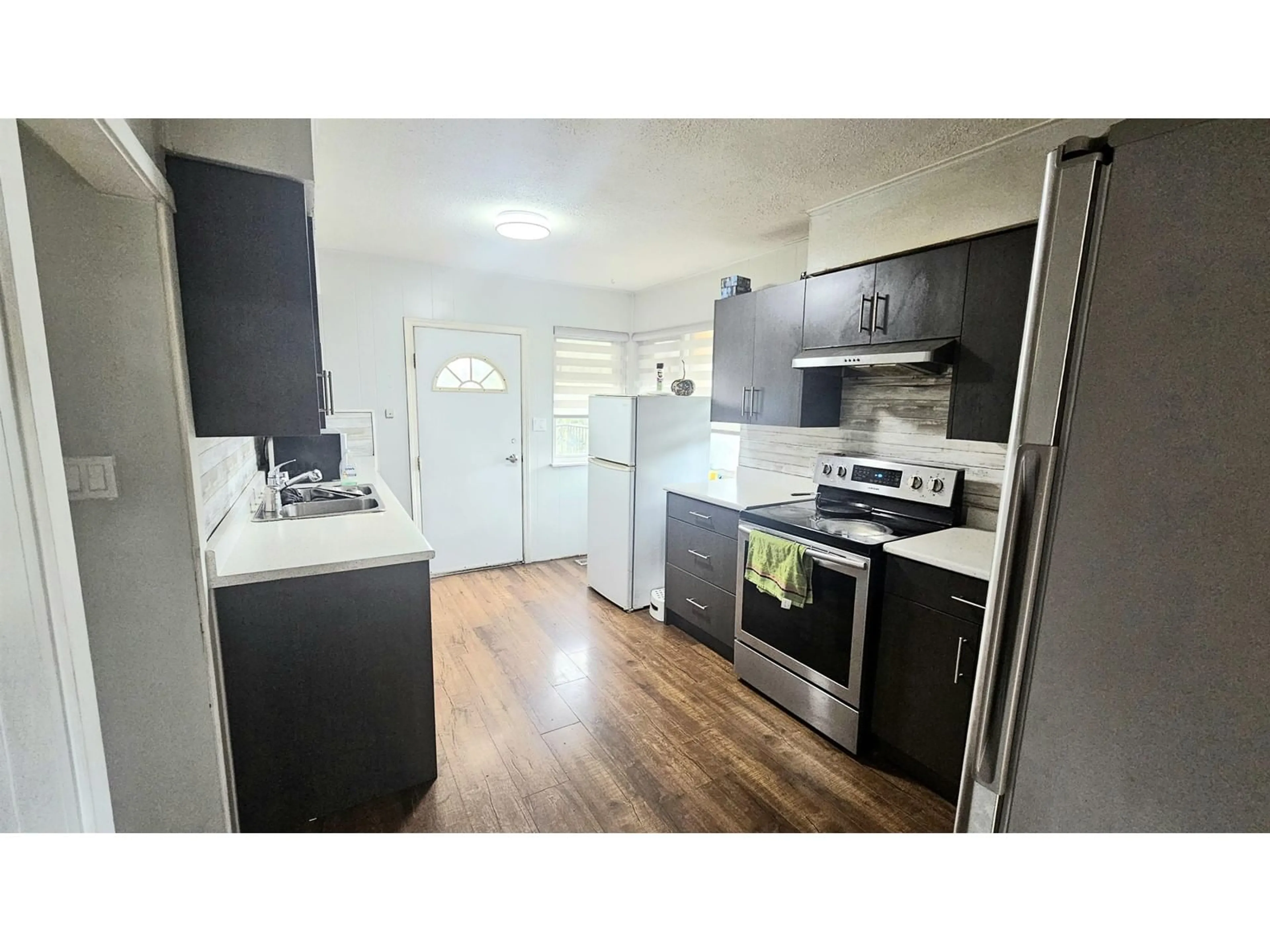 Standard kitchen, unknown for 13137 106A, Surrey British Columbia V3T2E4