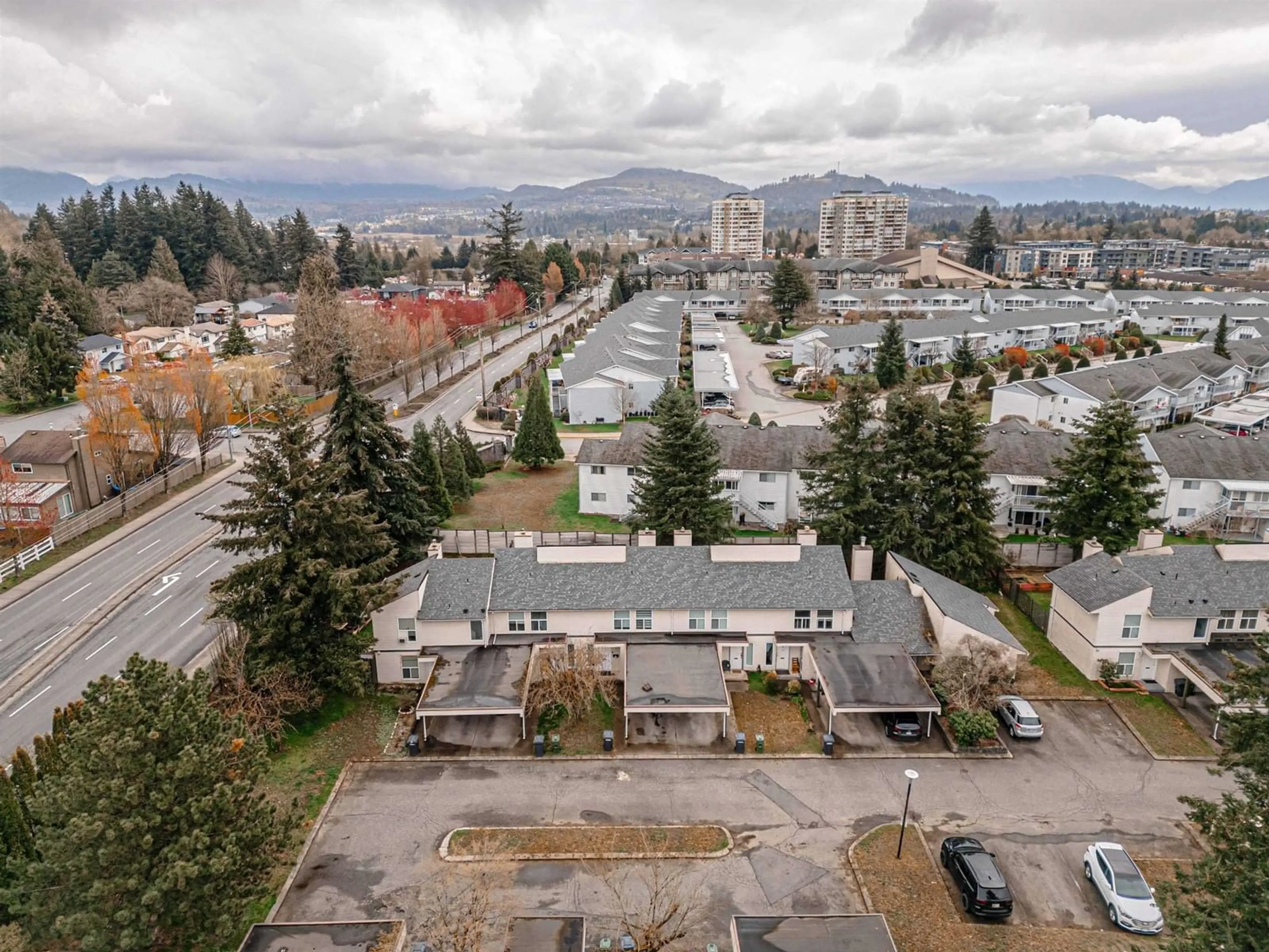 A pic from outside/outdoor area/front of a property/back of a property/a pic from drone, mountain view for 300 - 32550 MACLURE, Abbotsford British Columbia V2T4N3
