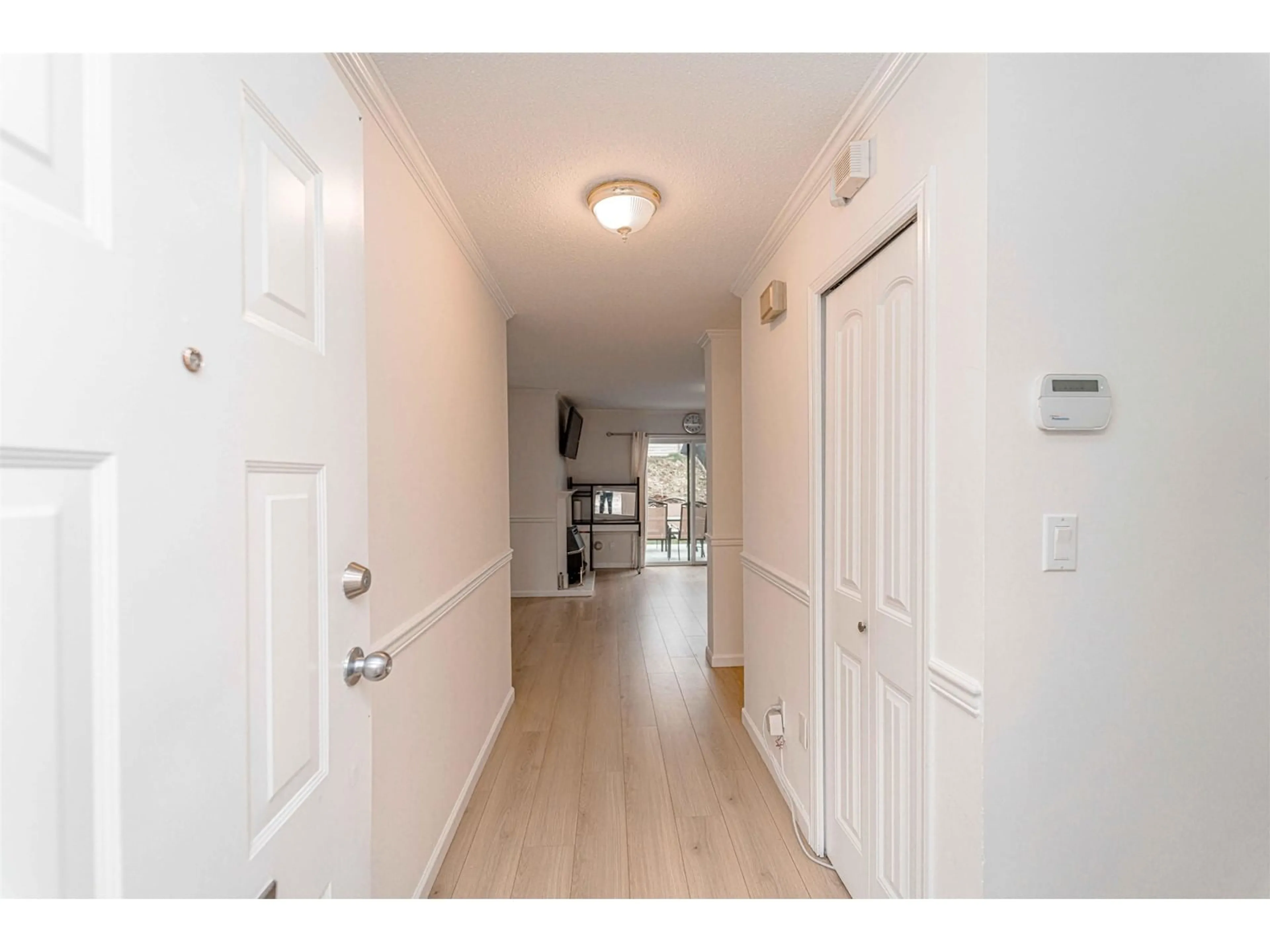 Indoor entryway for 300 - 32550 MACLURE, Abbotsford British Columbia V2T4N3